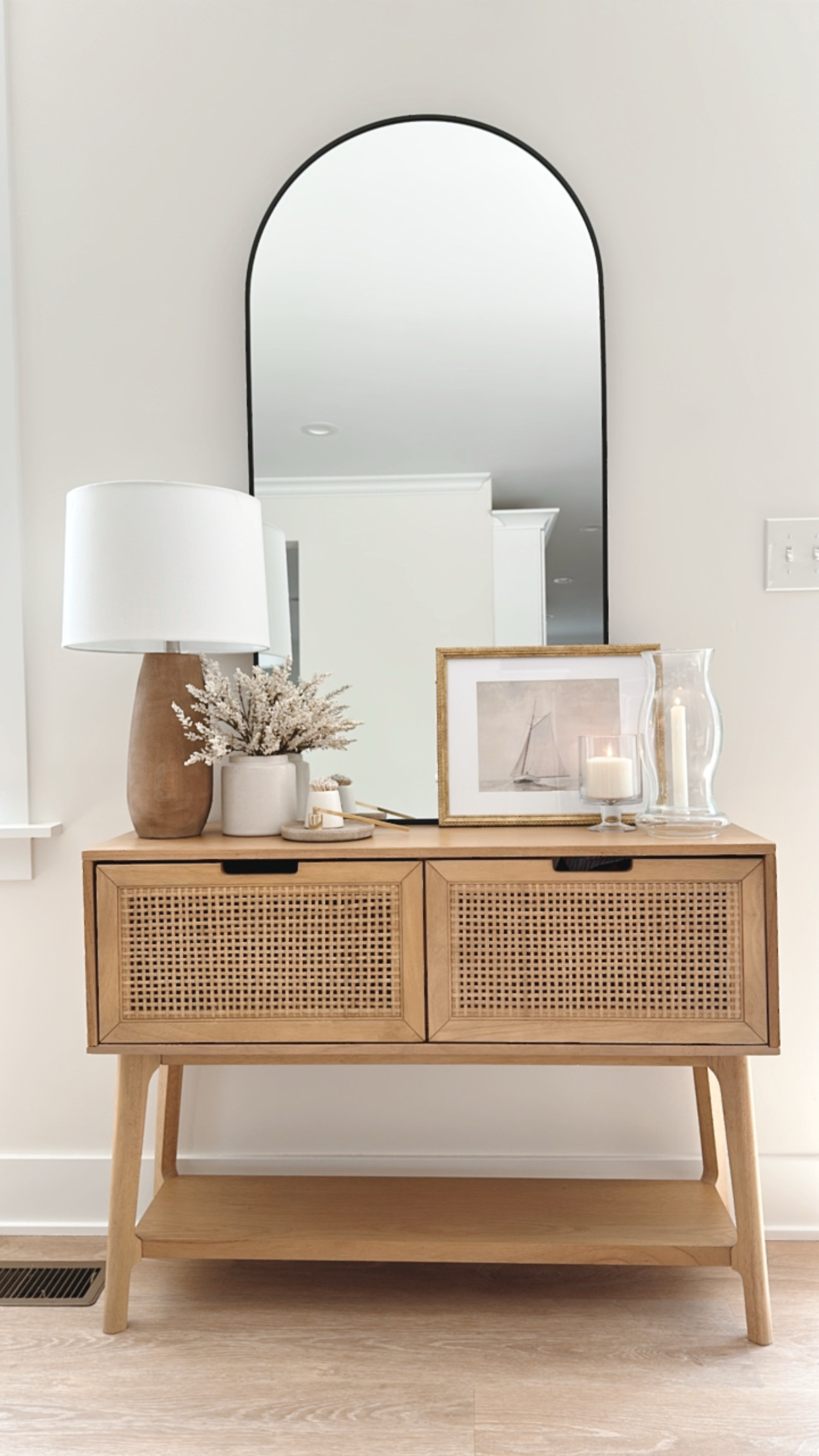Console table summer decor 🐚🤎

#LTKSeasonal #LTKHome #LTKSummerEdit