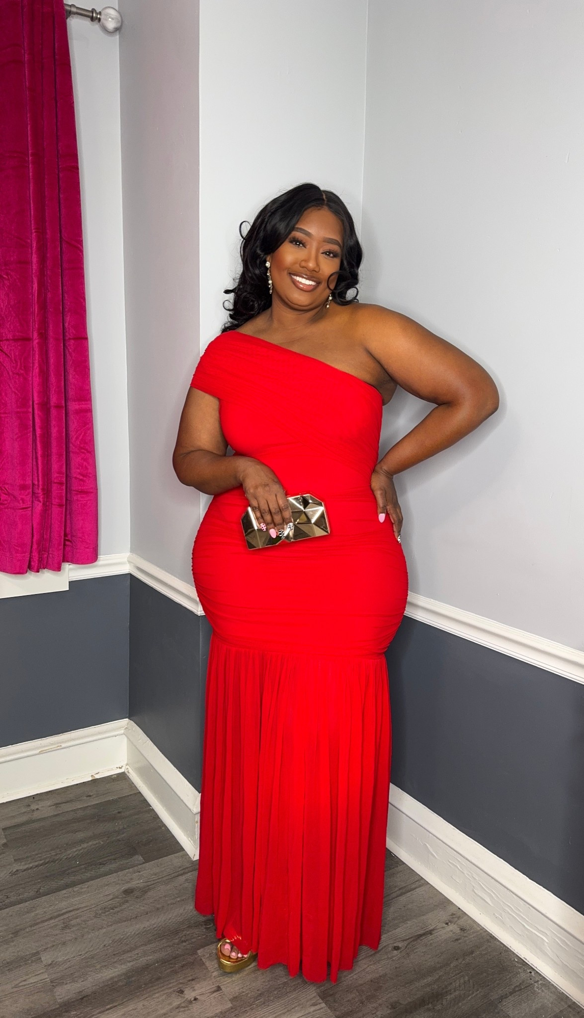 The perfect evening dress. Also perfect for weddings or a black tie event. 
Comes in lots of colors.
Wearing:XL has great stretch.