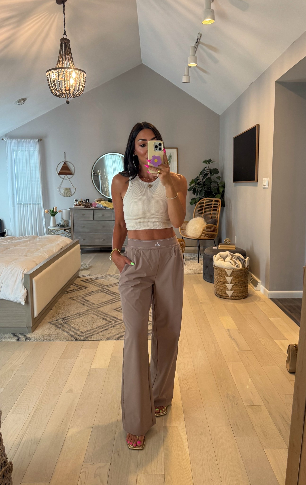 Alo’s new taupe drop 🙌🤎

Alo yoga // trouser pants 

#LTKTravel #LTKShoeCrush #LTKActive