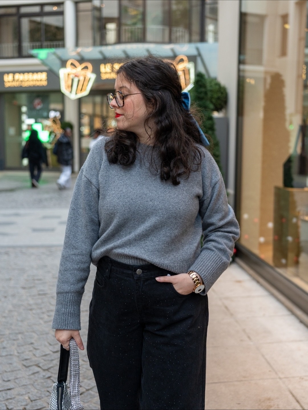 Le jean à paillettes : ma nouvelle obsession pour des looks de fêtes subtils mais spectaculaires.
Invisible au premier regard, lumineux au second — la définition même du chic ✨
⠀⠀⠀⠀⠀⠀⠀⠀⠀
Tu valides cette tendance ? Enregistre pour t’en souvenir.
.
.
.
.
.
#lookdefête #ootd #lookdujour

#LTKfestive #LTKwinter #LTKstyletip