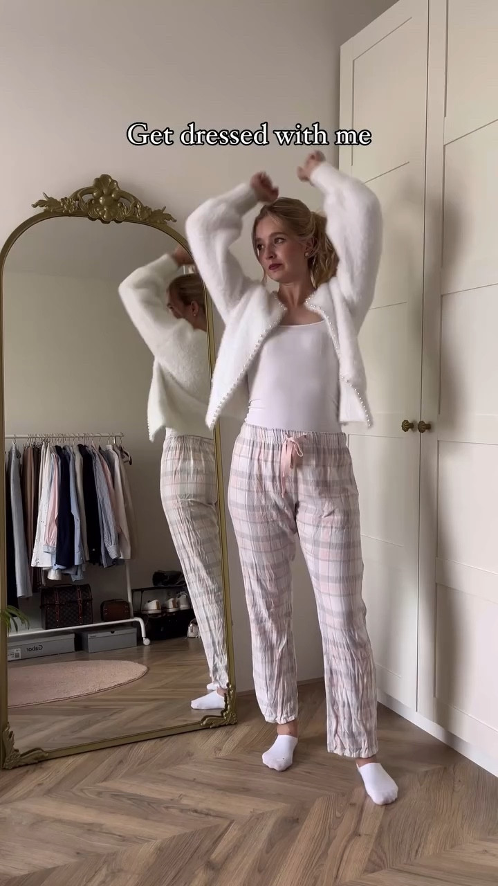 It’s the color combo for me 🤎🖤

If only getting ready could be like this!
I know there’s an unwritten rule about wearing leggings as trousers, but I do feel like suede leggings are an exception to this rule! ✨

What do you think about suede leggings? 🤍

🎀comment “SHOP” for the link to this outfit in your DM!

✨wearing
Leggings @mango 
Scarf @burberry 
Black top @everlane @everlaneonyou 
Boots @gaborshoes_official @gaborshoes.nl @gaborshoes_official_nl 

#outfit #explore #falloutfit #autumnstyle #grwmoutfit #getdressedwithme #fallstyleinspo #fallstyles #classystyle #effortlesschic #oldmoneyaesthetic #pinterestgirl #falltowinter #transitionaloutfit #outfitdujour