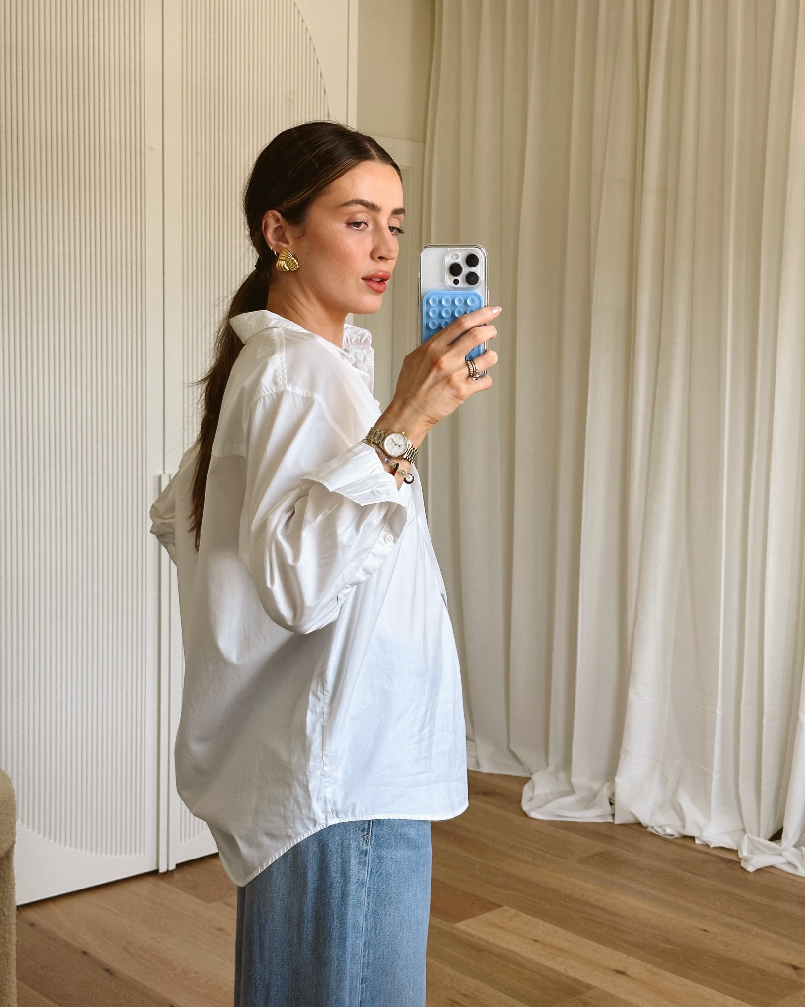 You can never go wrong with an oversized white shirt & baggy denim 🤍 two of my forever closet staples! New in from @gap ✨ #ad #howyouweargap #gapcanada 