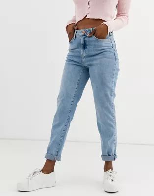 New Look – Mom-Jeans mit betonter Taille in Hellblau | ASOS AT