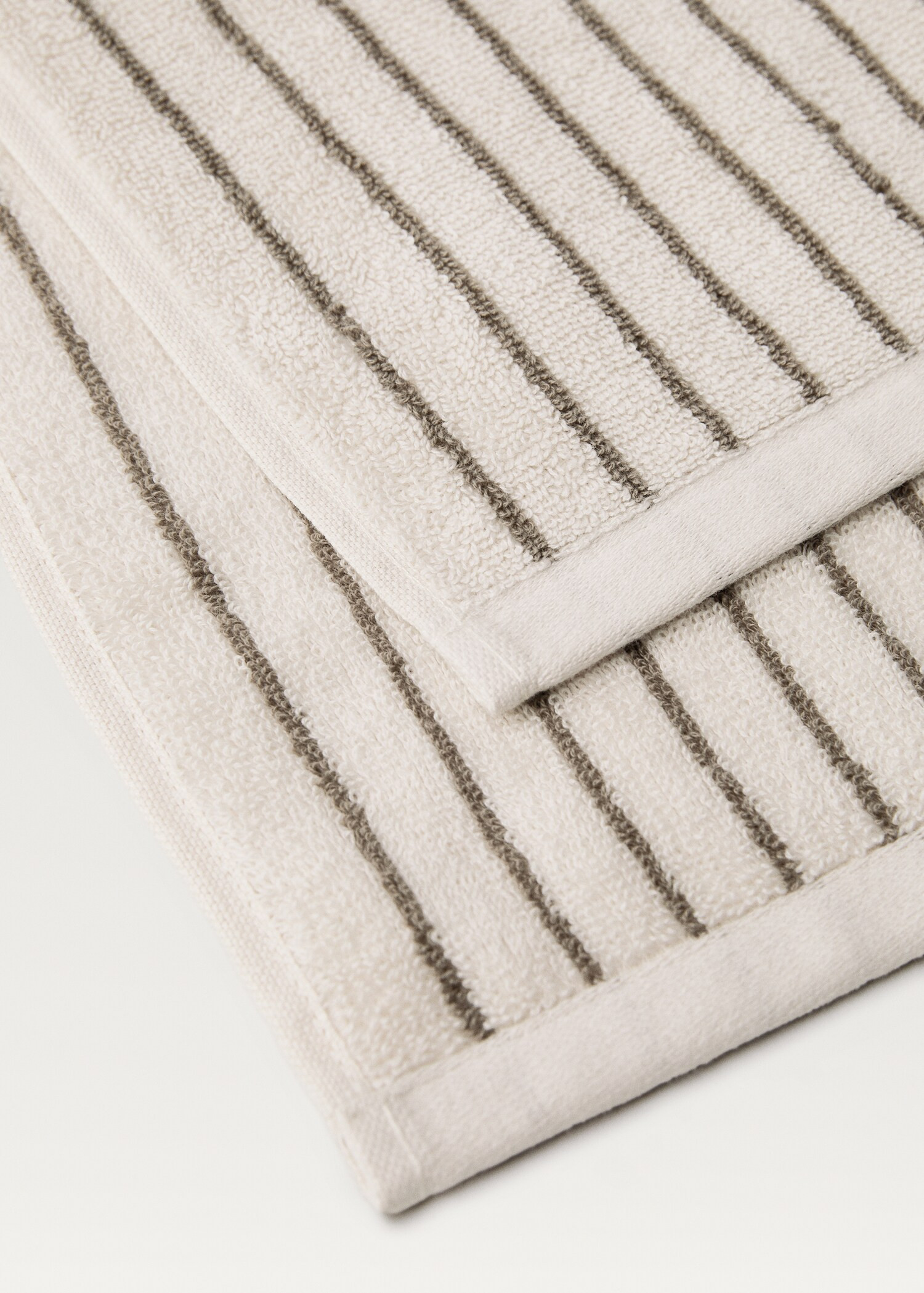 Two-tone striped washbasin towel - Home | MANGO USA | Mango (US/MX/AU)