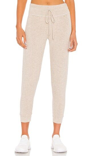 Beyond Yoga Brushed Up Lounge Around Midi Jogger in Oatmeal Heather - Beige. Size M (also in L, S, X | Revolve Clothing (Global)