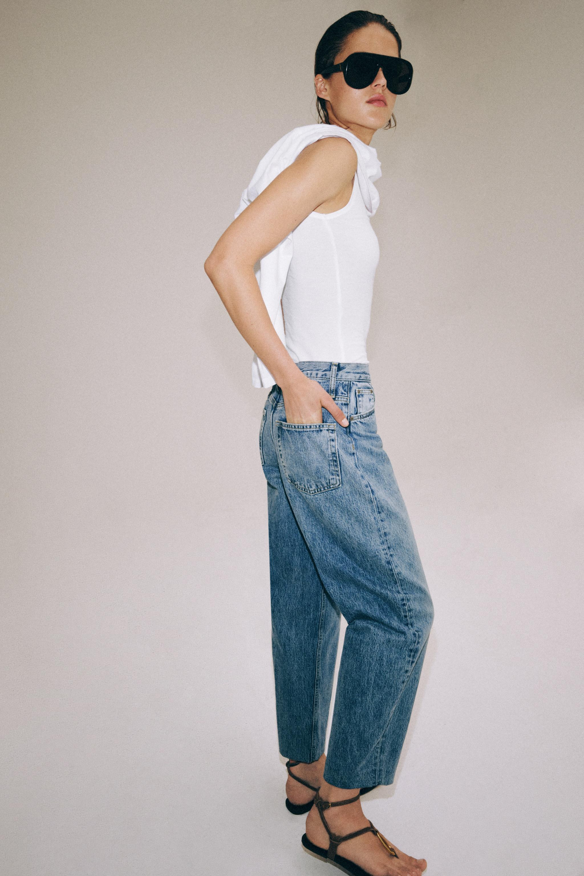 Model height: 180 cmHIGH-WAIST - TAPERED LEG - FULL LENGTHZARA WOMAN COLLECTIONHigh-waist jeans w... | Zara UK