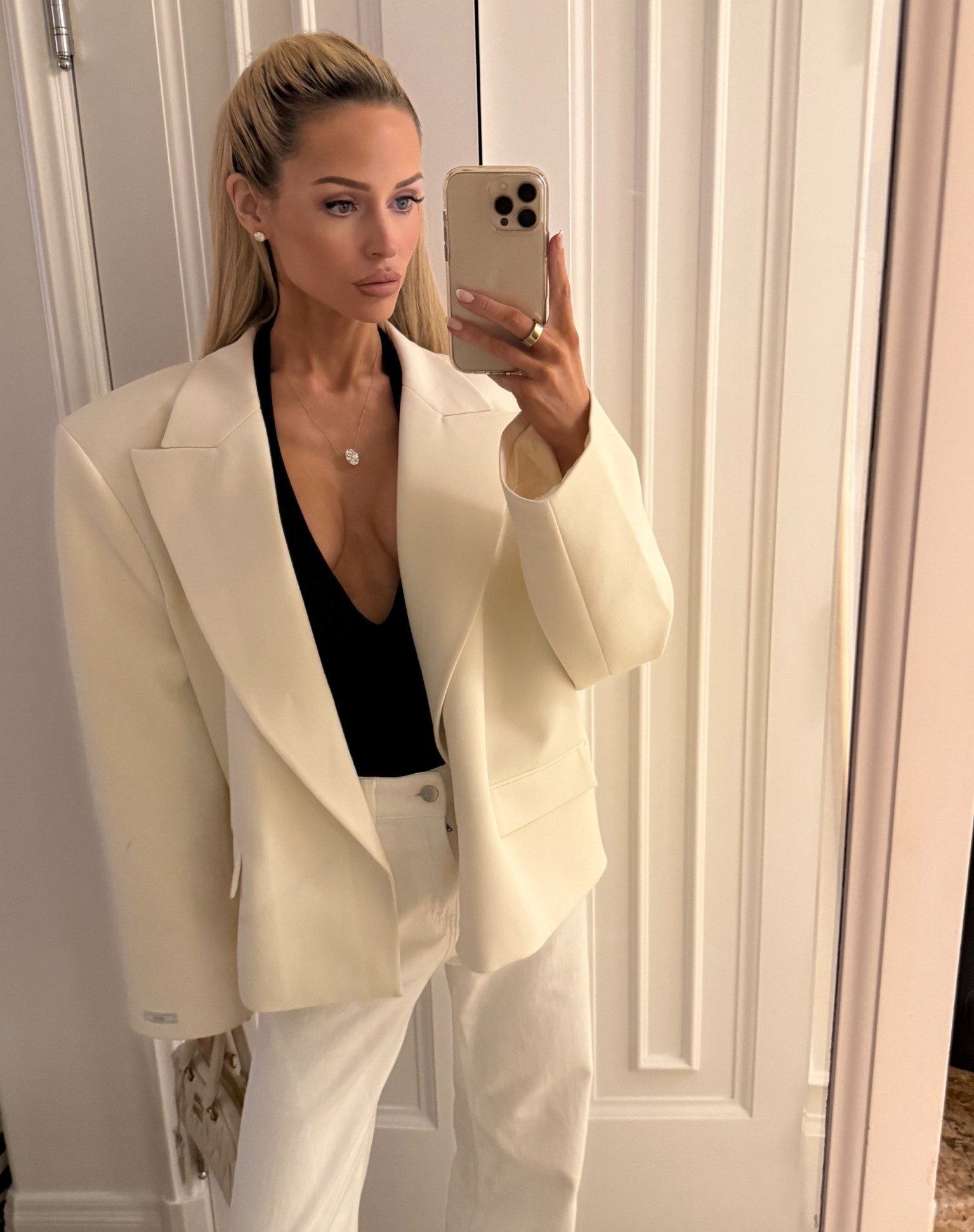 Oversized blazer
Black bodysuit
White jeans 
