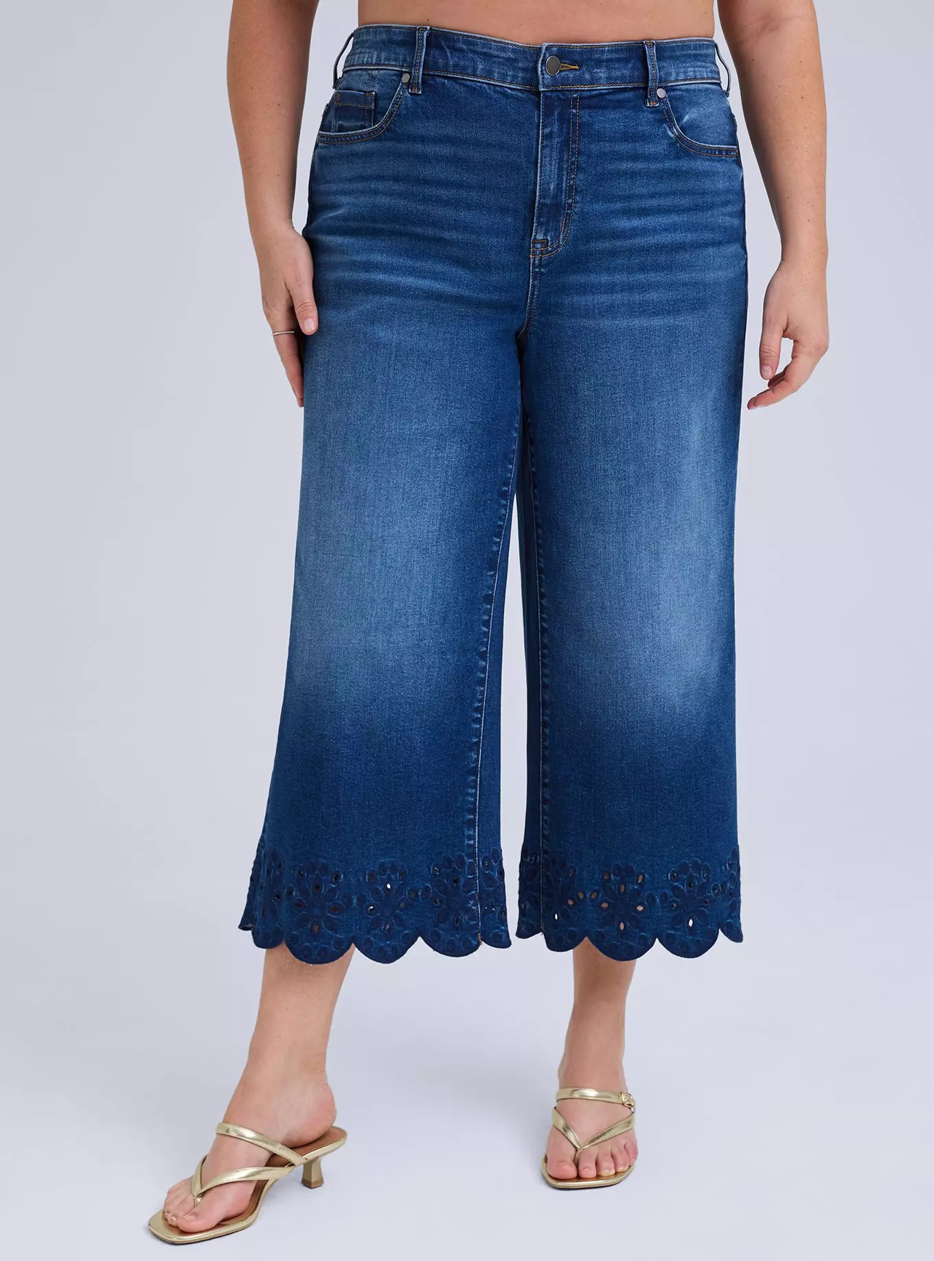 Belle Isle Scalloped Hem Crop Jeans | Torrid (US & Canada)