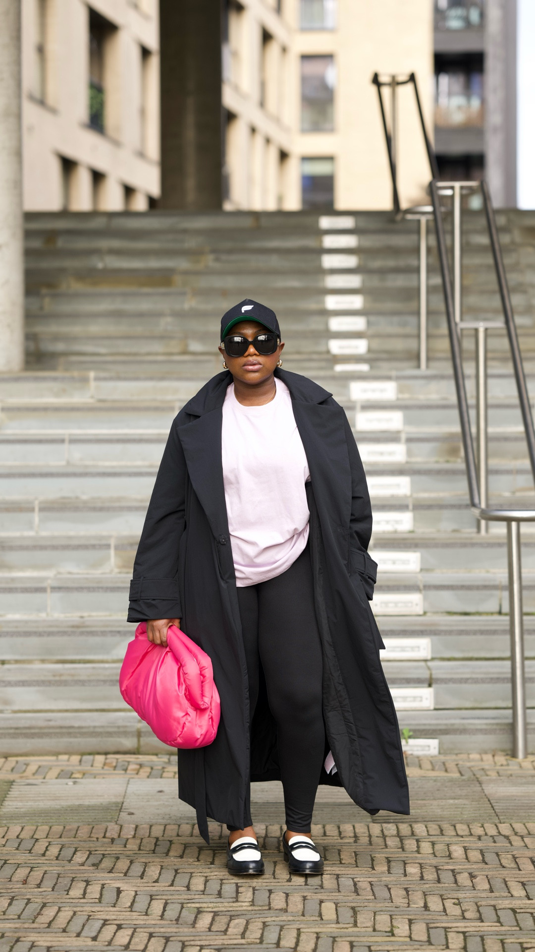 Looking effortlessly chic in my black trench coat and cap, paired perfectly with a pop of color from my bright pink bag. White and black loafers keeping it classy and comfortable. Ready to take on the day in style! 🖤
Trench coat: @ALIGNE #wearealigne 
Loafers: @Clarks US 
Hat: @Fabletics 
T-shirt: @turtledovelondon 
Bag: H&M 

#ChicStyle #TrenchCoatVibes #PopOfColor #FashionForward StreetStyle CasualElegance PinkBagLove Loafers EffortlessFashion StyleInspo