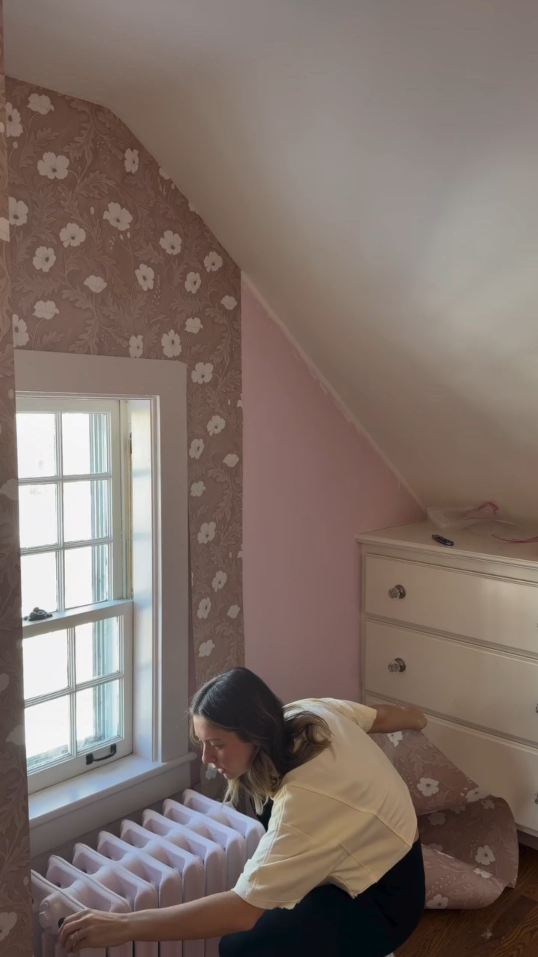 Wallpaper tip #9: when cutting the top or bottom of your panel, run the blade against the ceiling or baseboard instead of pushing it against the wall. This will ensure you don’t see any of the original paint color bleeding through, especially against a white ceiling. Follow for more home DIY projects, tips, and everything else I know you’ll love! 

- Print: Nikki wallpaper from my @wall.blush collection
- Paint: White Truffle @sherwinwilliams