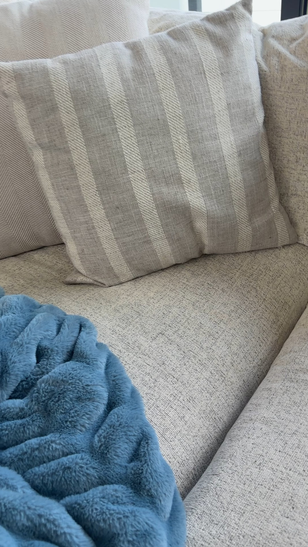 It’s literally a blanket good day! 
￼Lola blanket code ASHLEE50 for 50% off!! The pink is one of their new spring colors and it is size medium. The blue is size large. ￼

#LTKSaleAlert