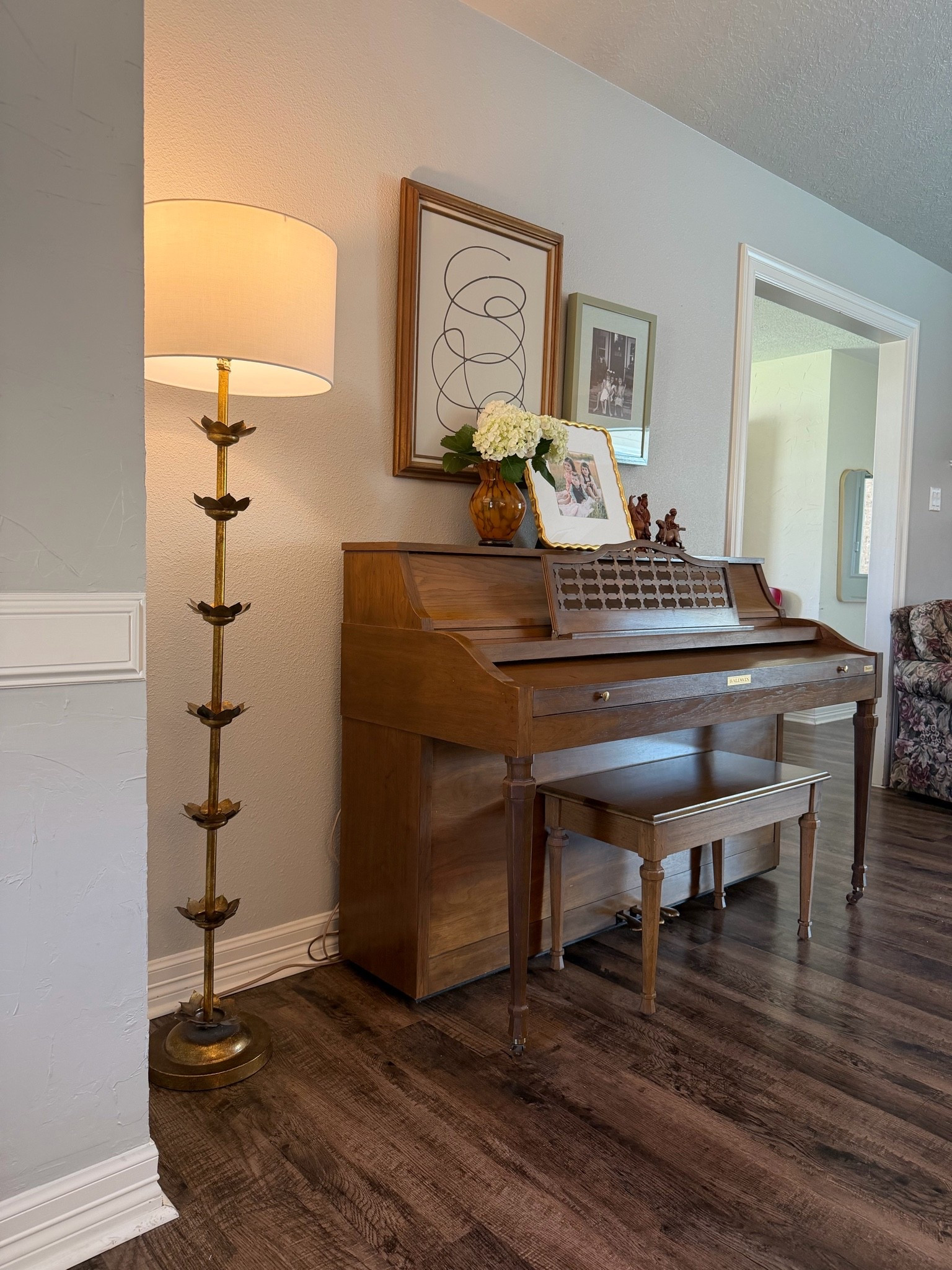 Living room floor lamp at H's //