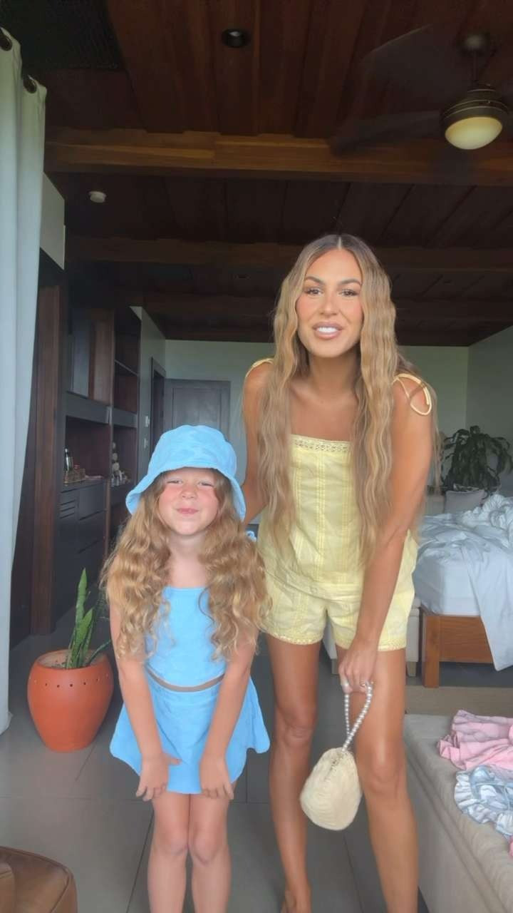 wearing a small 💛 use code hollie10 for 10% off blakely's set! 

 