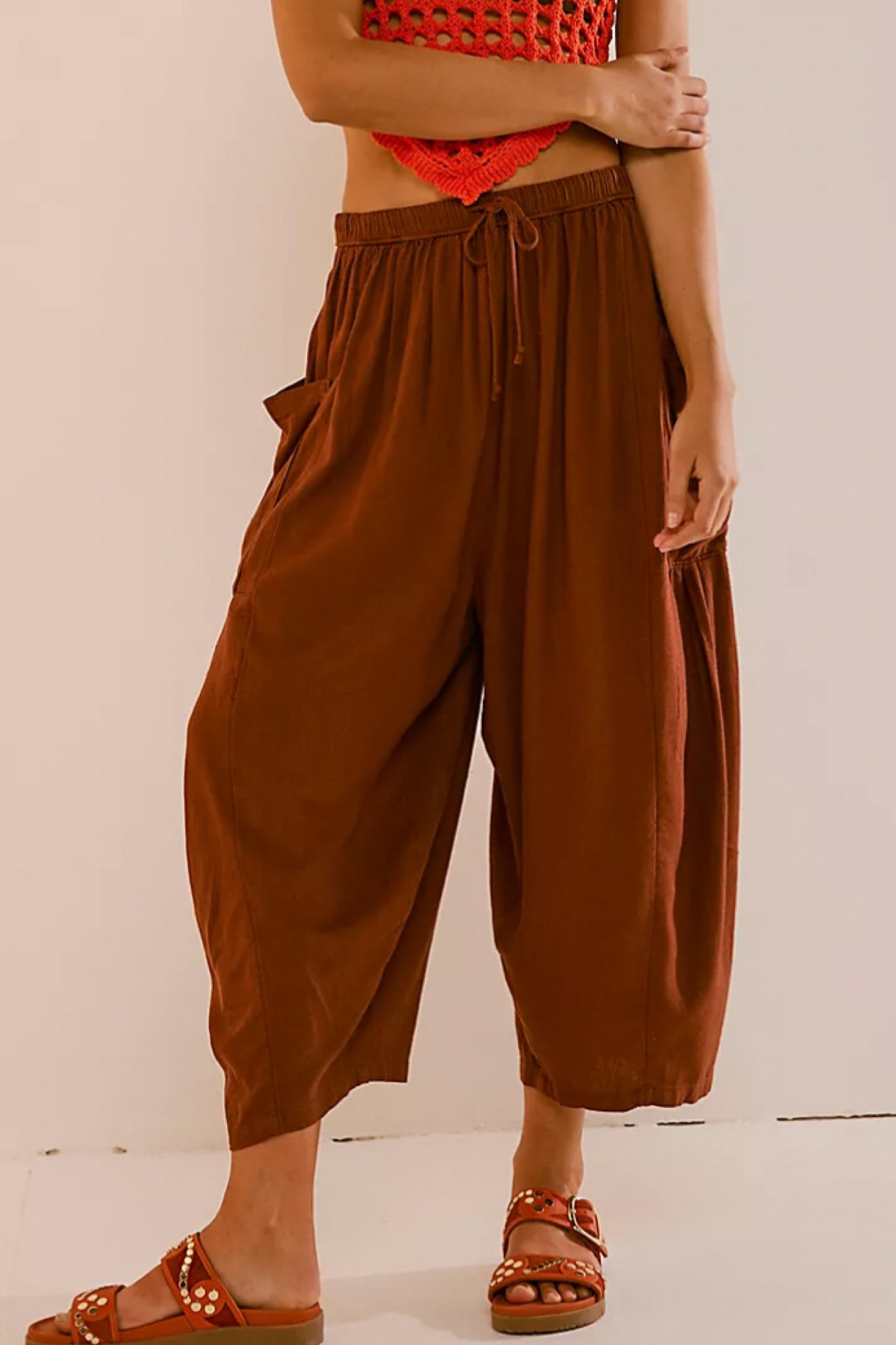 fp quinn pants in the color brownie.

i ordered a size small by mistake, but i’d prefer an extra small, but hate any return process. so here we are in a size small. i honestly don’t even care though because this color is everything i need and more. in the sun it almost glows a wine red that im absolutely obsessed with. great job free people.🔥