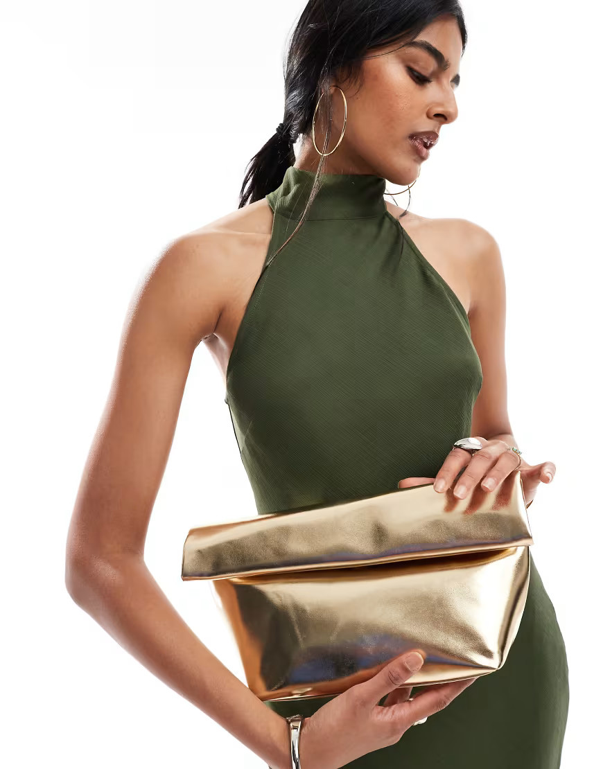 ASOS DESIGN – Clutch in Gold mit Roll-Top-Verschluss-Goldfarben | ASOS (Global)