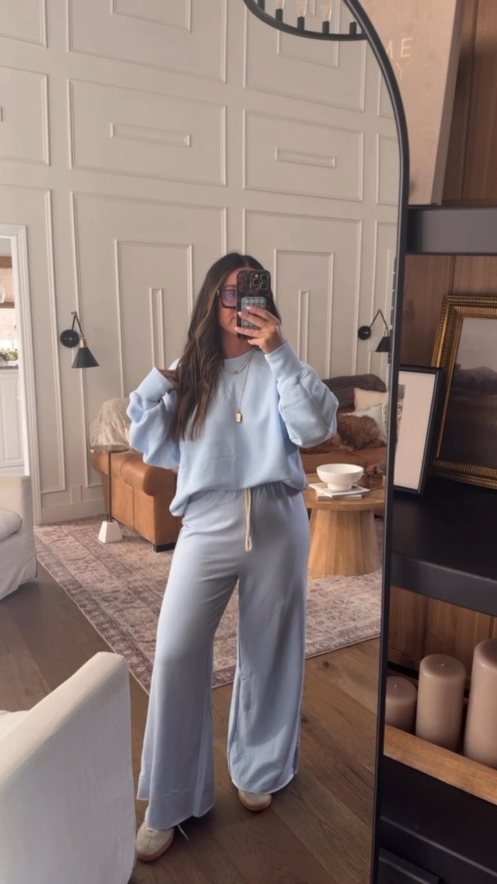 These are my favorite sweats from aerie and they just dropped in new colors! Wearing a size small short in the pants (I’m 5’2 for reference) and a small in the sweatshirt! 

Aerie finds 
Aerie style 
Sweatpants 
Sweatshirt 
Spring outfit
Spring style 

#LTKMostLoved #LTKFindsUnder50 #LTKStyleTip