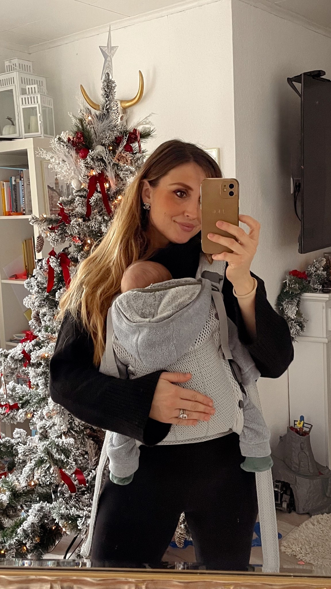 Werbung | Das ist der schönsten Rollkragenpullover den ich je bestellt habe! Er sieht so edel aus und war super preiswert. Ich habe ihn mit einer warmen Leggings, Sneaker und einem grauen Mantel kombiniert und verlinke euch alles. Die Babytrage ist übrigens auch die Beste Investition gewesen. Wir haben sie bei allen drei Kindern genutzt 😍🧚‍♀️

#LTKbaby #LTKshoes #LTKstyletip