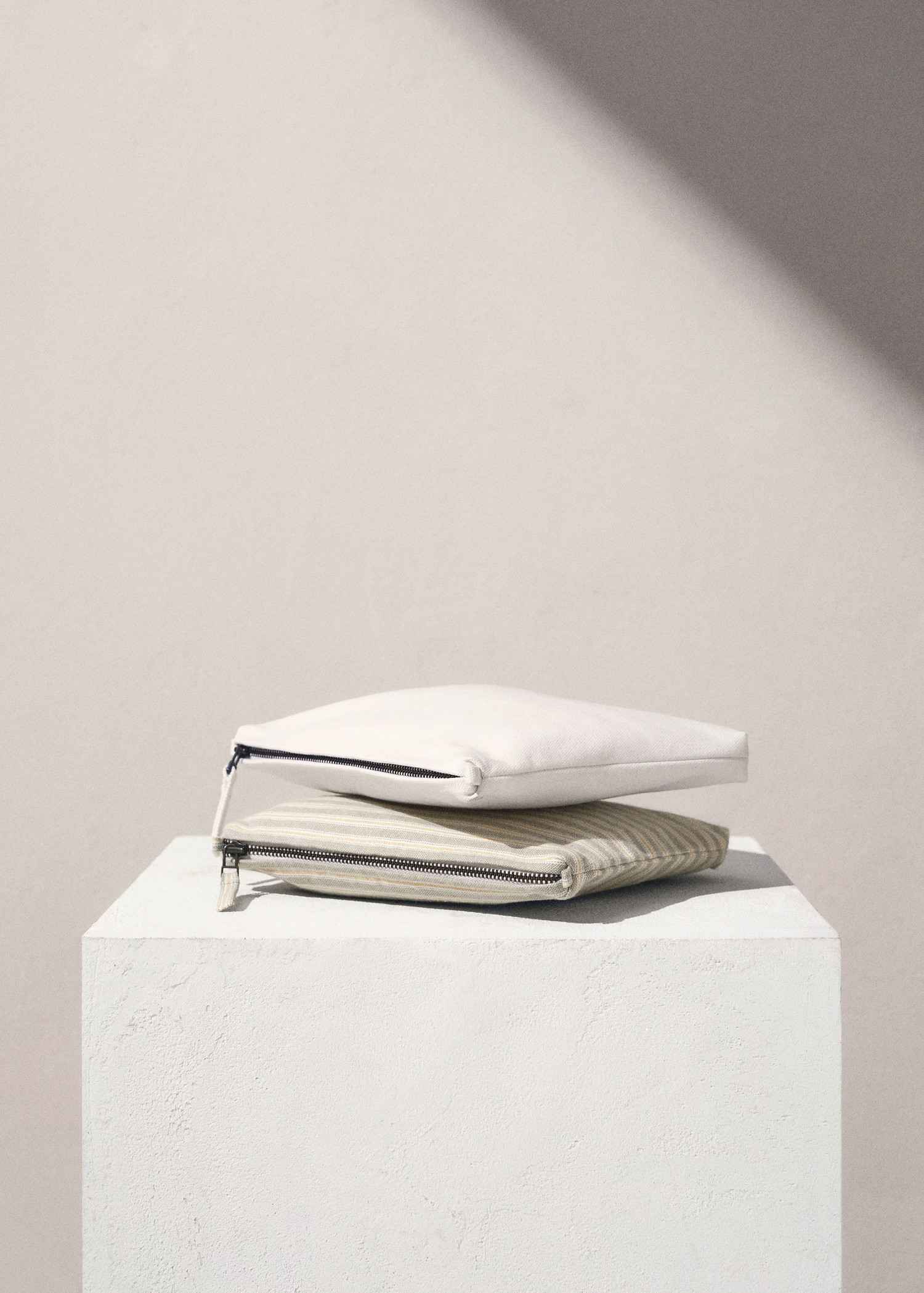 Gestreifte Kosmetiktasche aus Baumwolle - Home | MANGO Deutschland | MANGO (DE)