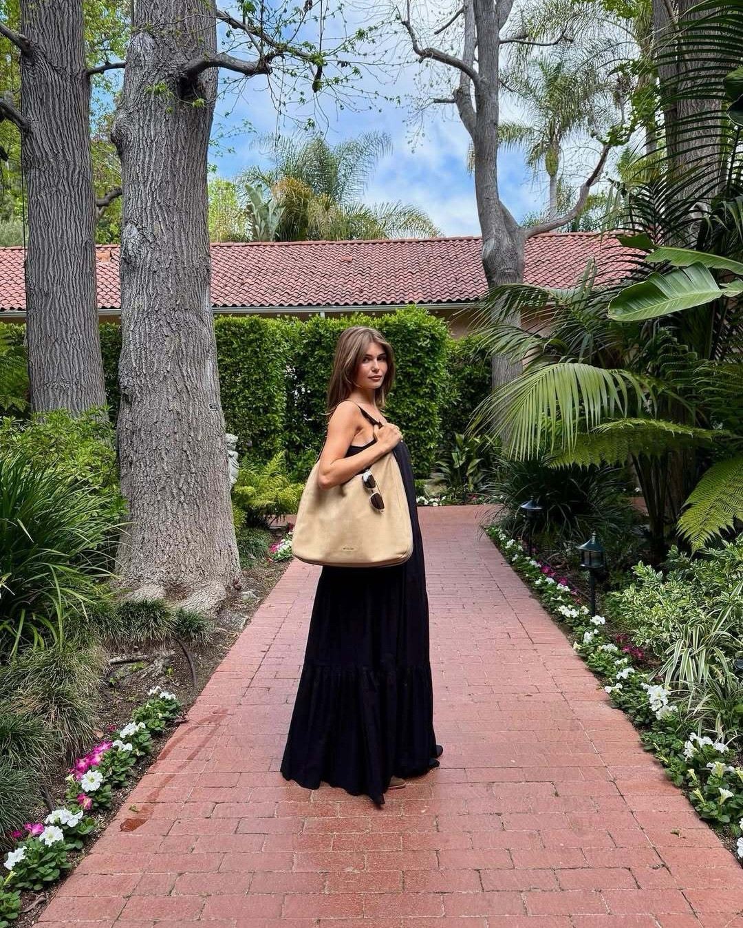 girl 🤝 oversized bag 

#LTKStyleTip #LTKItBag