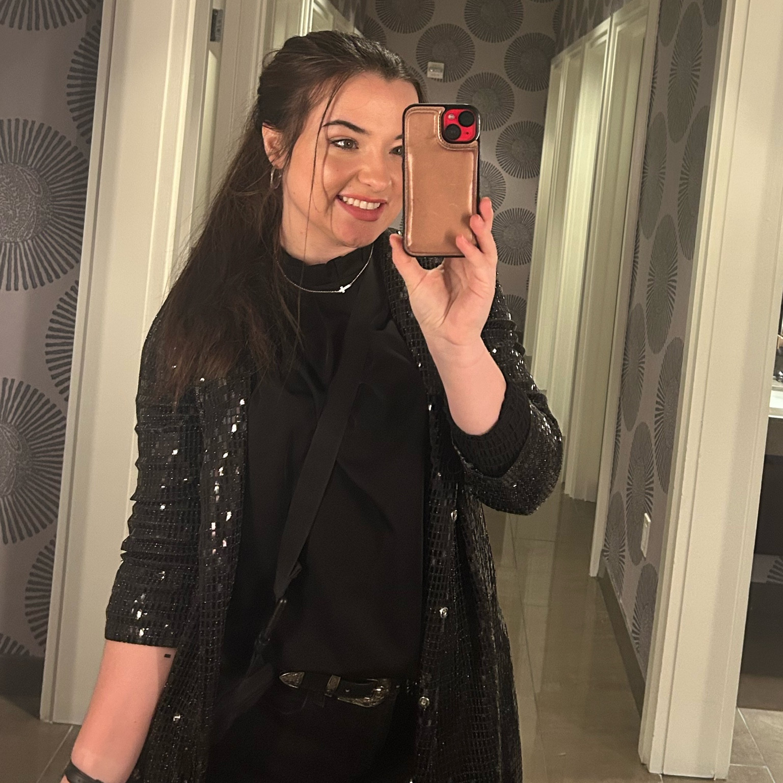 Woman in black 🖤🖤