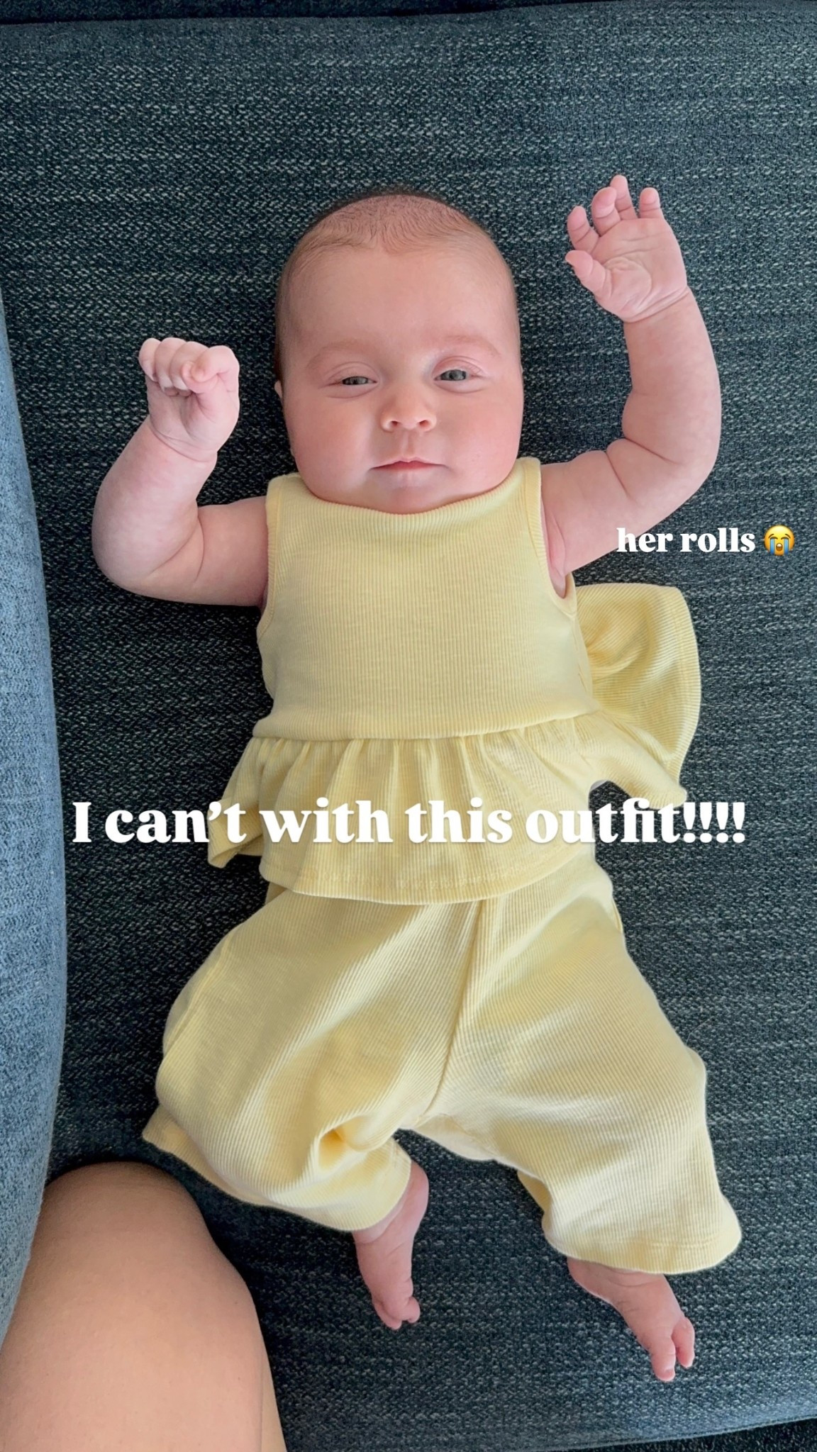 I can’t with this outfit!!!! her rolls 😭