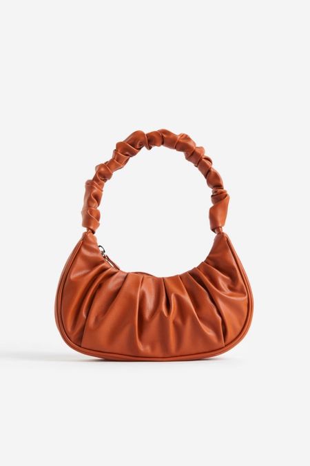 Pleated handbag

#LTKFind #LTKeurope #LTKitbag