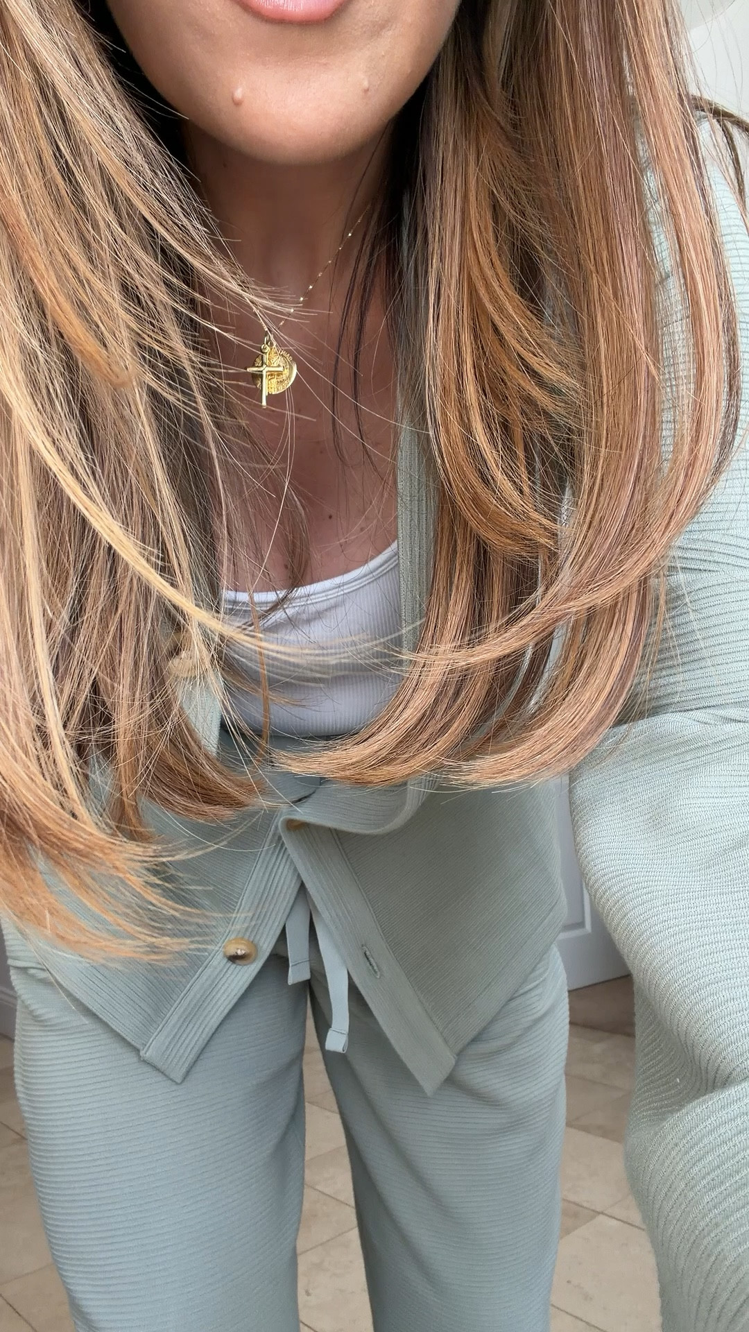 loving the new spanx french rib set! this color is perfect for spring! i’m in size M. they are ankle pants and i’m 5’6 for reference! 