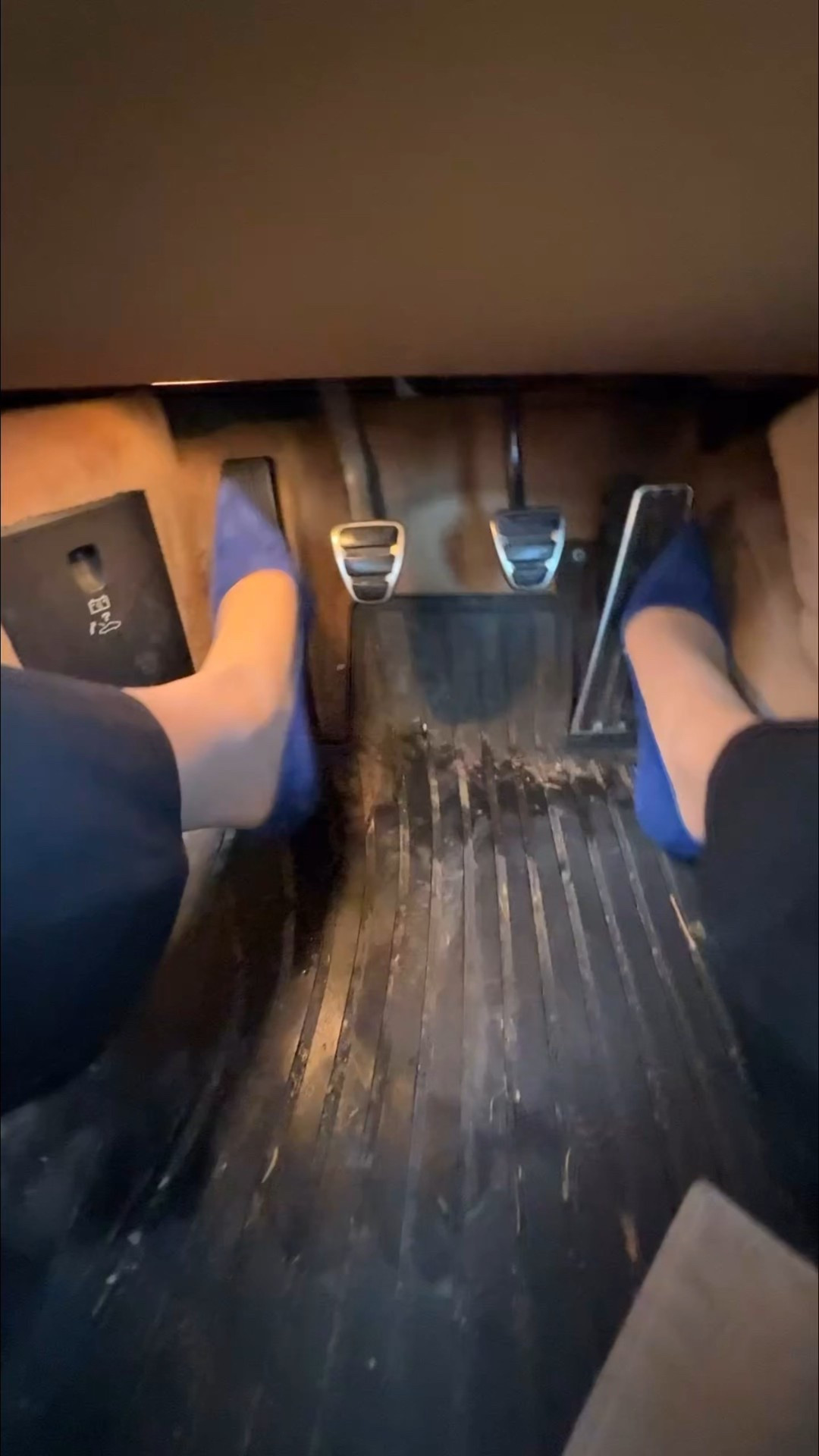 Episode 1 of rating driving shoes! Manolo Blahnik