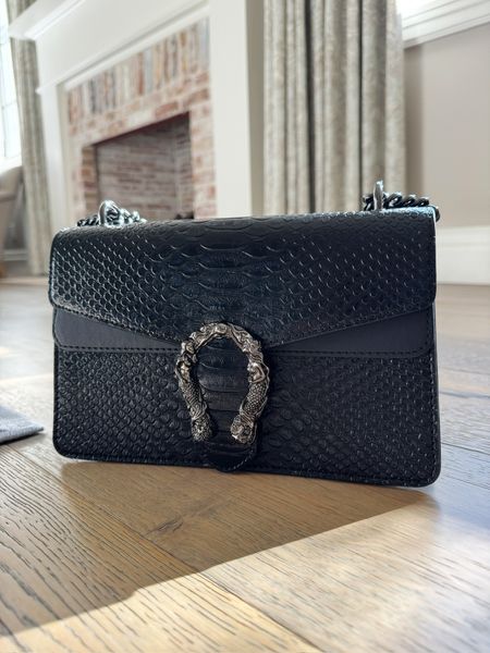 Dupe purse for Gucci from Amazon 🤩 for $27. We love for New Years or winter. Has a dark chain strap we love!

#LTKHoliday #LTKparties #LTKSeasonal