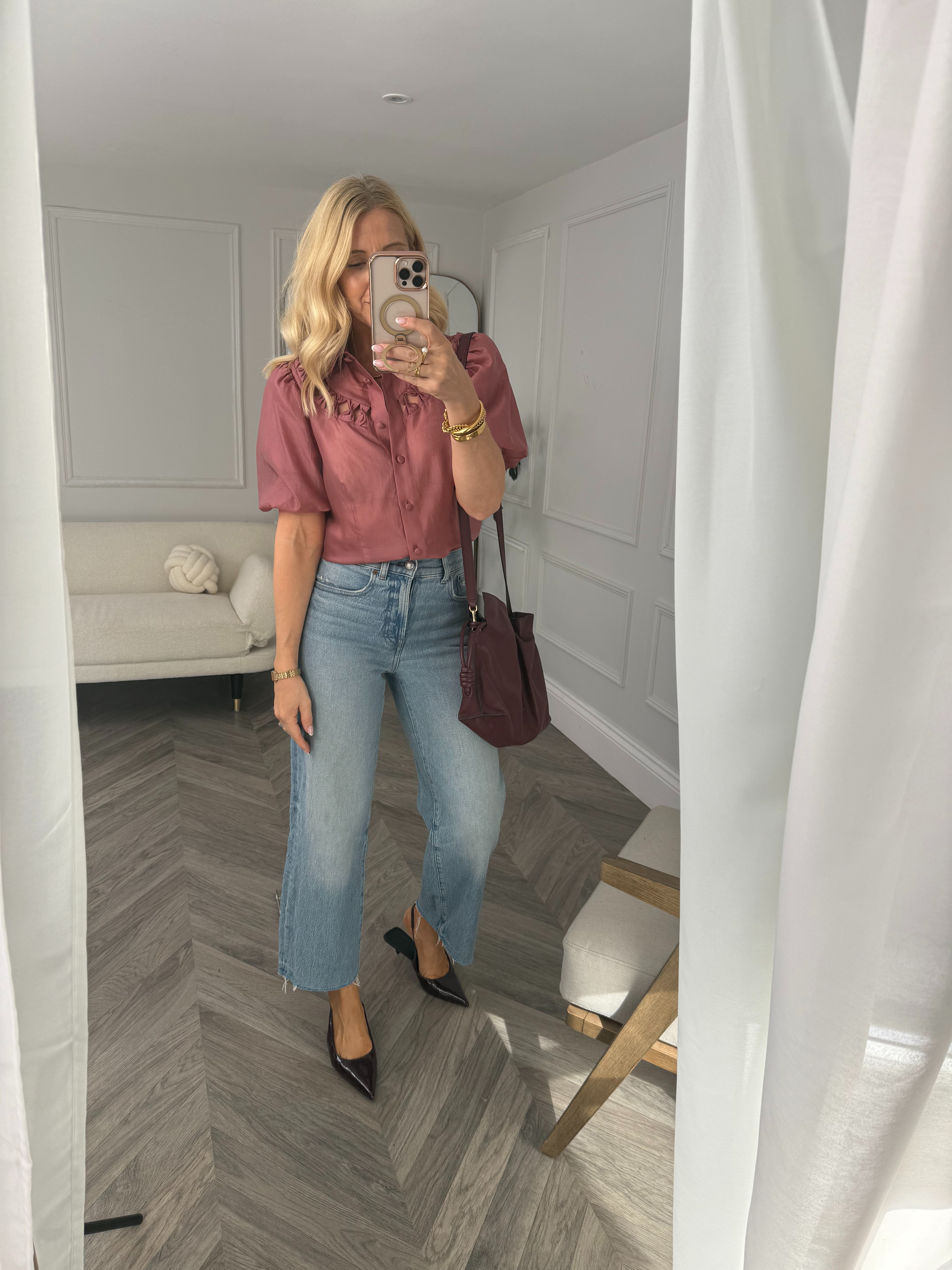  Nice jeans and top look! 

 

#LTKstyletip #LTKcurves #LTKautumn