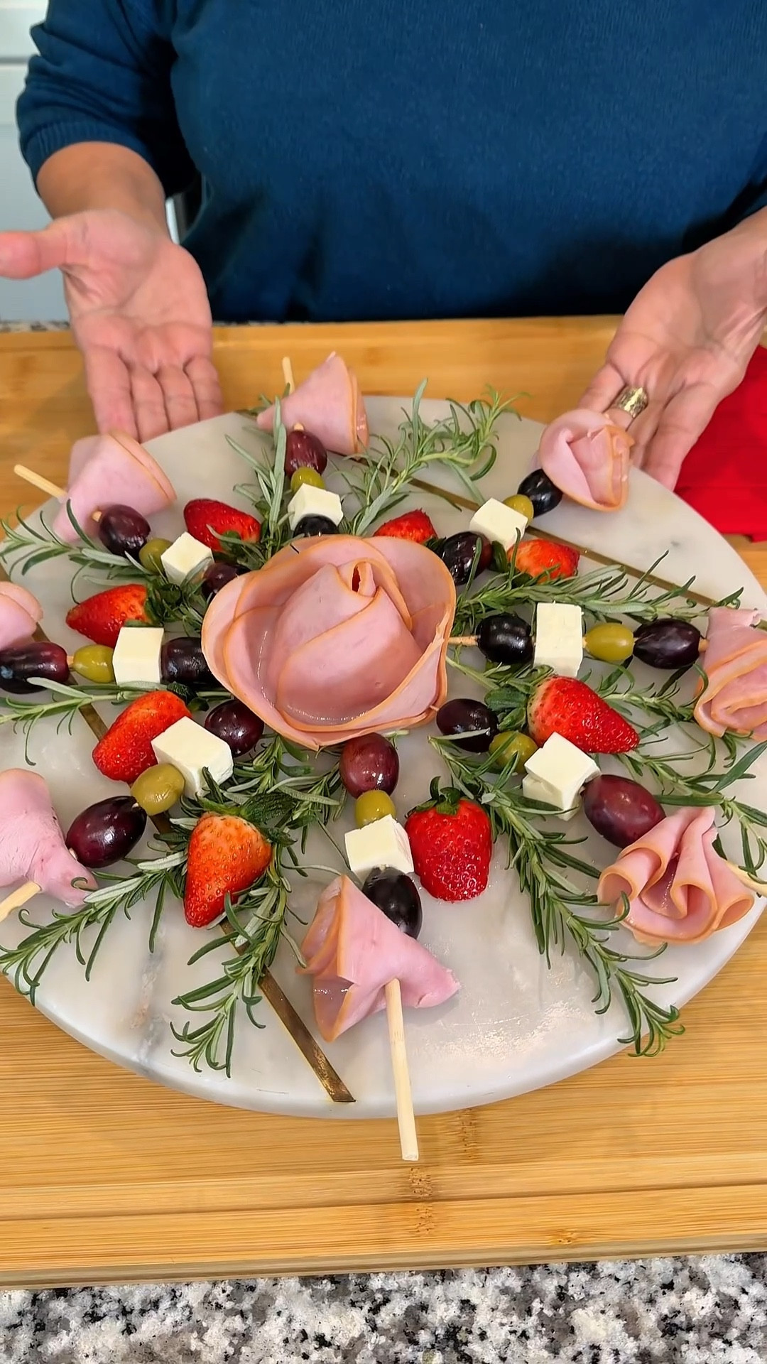 IDEA PARA SNACK 🎄🍓 tabla de fríos para disfrutar con tus visitas esta Navidad ✨ 
#receta #snacks #navideño #tabladequesos #tabladepicar #parati #home

#LTKPetite #LTKHome #LTKHoliday