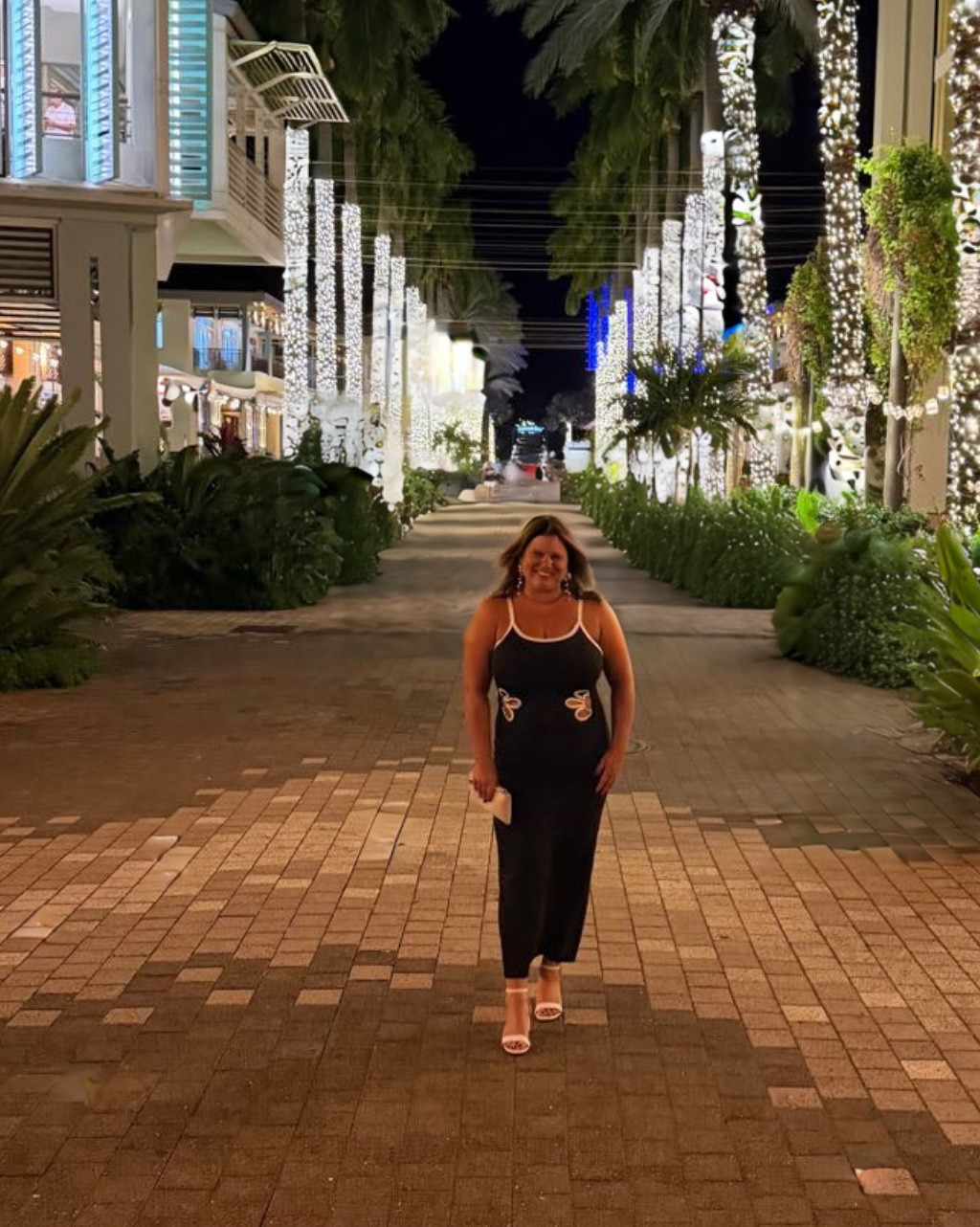 Love this dress, that hugs in the right places to show off your curves!  

#LTKMidsize #LTKootd