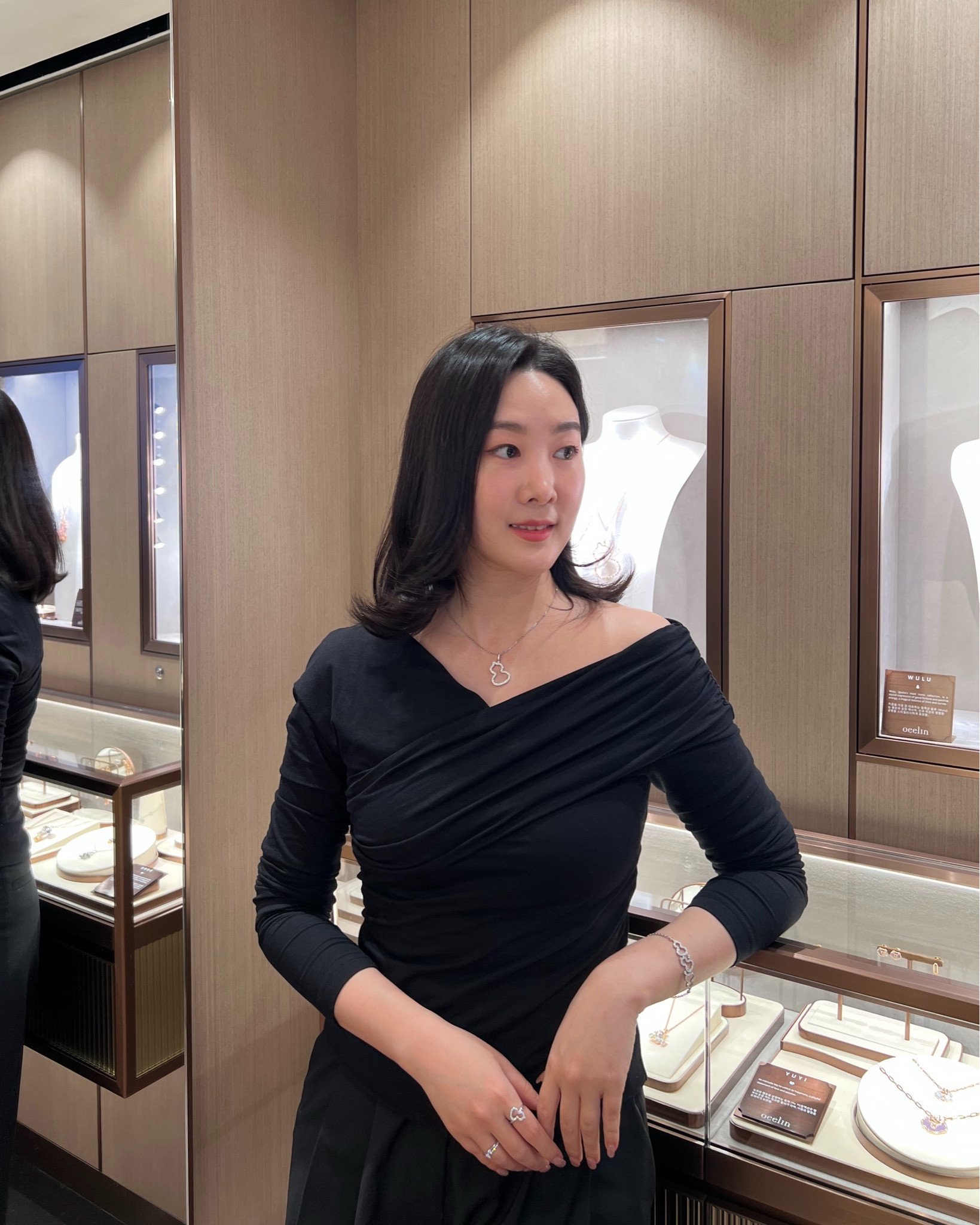 심플한 룩에 반짝이는 주얼리 스타일링하는 게 좋은 요즘
언제나 입기 좋은 베이직 아이템 추천해요! 
오프숄더 탑과 팬츠는 모두 cosstores 코스 제품인데 탑은 품절이라 비슷한 아이템 태그해둘게요🖤

착용한 주얼리들은 아름다운 파인주얼리 브랜드 키린의 행운을 가져다주는 울루 컬렉션
Fine jewellery brand Qeelin❣️

#Black #Ootd #diamond #cos #korea #seoul #kfashion #style

#LTKdatenight #LTKgiftguide #LTKkorea