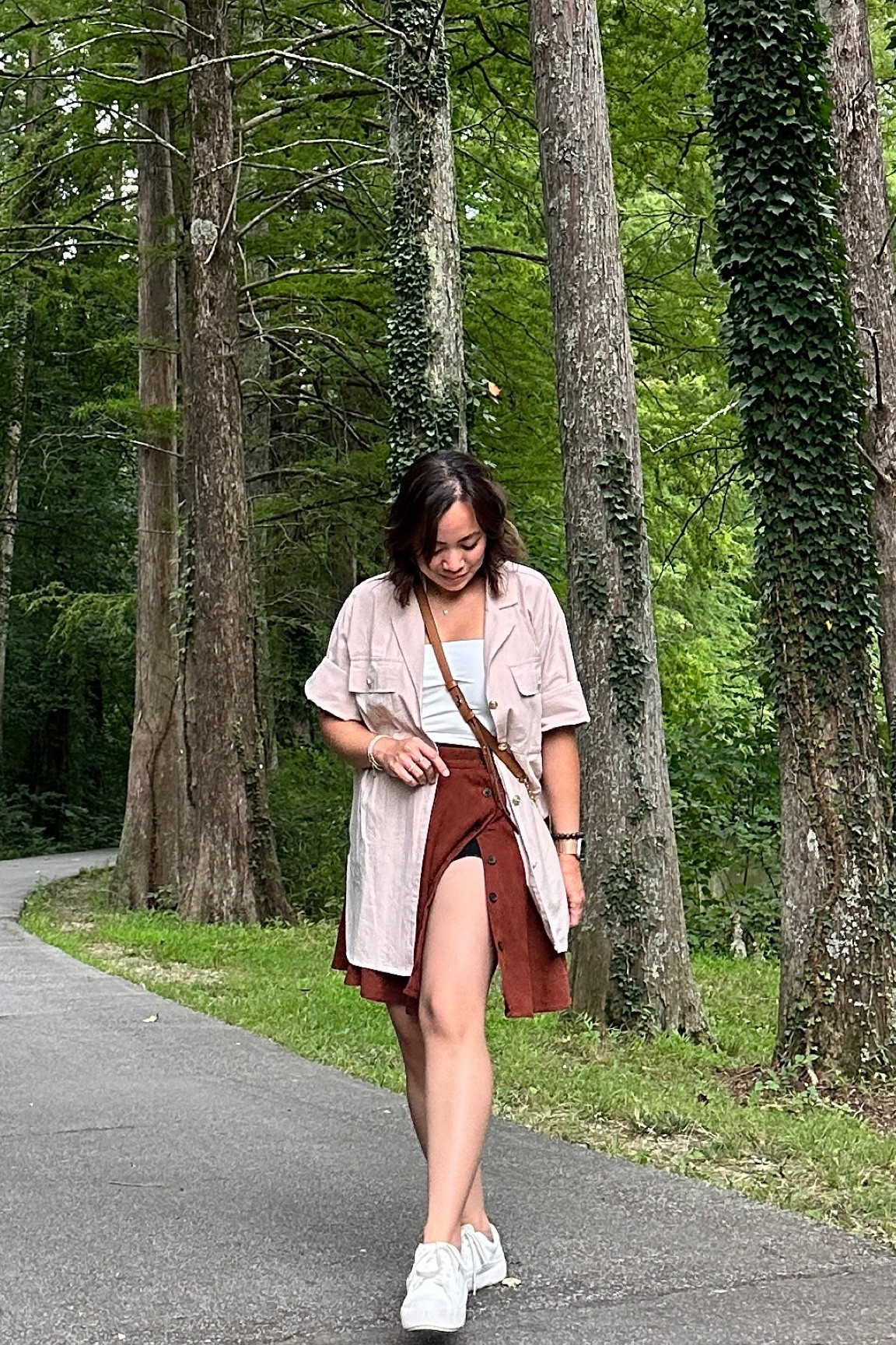 Effortlessly chic ✨ Oversized apricot vibes paired with rust elegance, topped off with a touch of white. Ready to conquer the day, one stylish step at a time. 