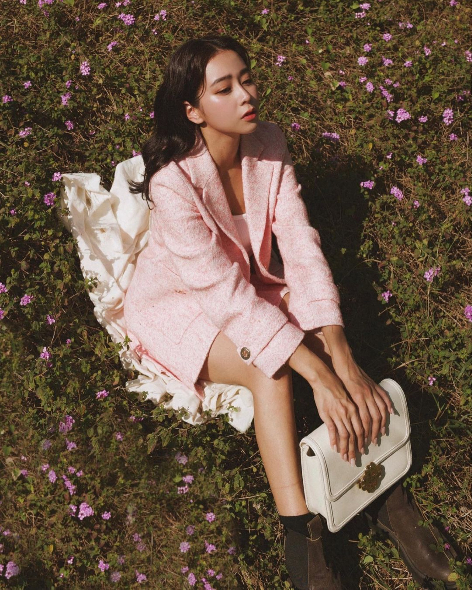 每天都為了首圖在煩惱
這組照片在我們辦公室真的廝殺了很久
還是不分上下！！！！！
這組照片真的是拍了500張精選出來的 😆

這次為了拍Maje的新年系列穿搭
追陽光追到台中
我們完全把台中中央公園當作巴黎盧森堡公園在拍

身穿
甜而不膩的粉色毛呢套裝
有種千金小姐姐的感覺
再搭配有個性的短靴＆簡約精緻的包包
這就是我心中對巴黎女孩的印象
搭配暖暖的夕陽與鮮花💐
拍攝這天的我，很開心☺️

這樣的穿搭是不是也很適合農曆新年呢～

@majeparis
#MajeParis #CNY #YearOfTheRabbit #MajeGirls
#LTKtaiwan #LTKasia

#LTKitbag #LTKstyletip #LTKshoecrush