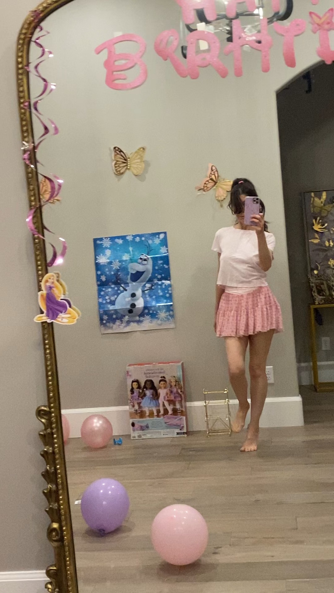 

STOP SCROLLING this skirt is THAT good.
Perfect for busy mamas who want to look cute without trying too hard.

This adorable tennis skirt checks every box:
✨ workouts
✨ errands
✨ travel days
✨ mom life on the go

The ditzy floral detail is SO feminine and flattering, and I’m not kidding when I say it looks exactly like a designer version that costs 3x as much 👀💸

I styled it two ways:
	•	Boxy cropped tee for an effortless, cool girl mom vibe
	•	Matching ruffle sports bra for workouts or hot mom walks 🔥

👉 Built-in shorts
👉 Super flattering waist
👉 Lightweight + comfy
👉 Holds everything in place (yes, even chasing kids)

This is one of those pieces you’ll reach for over and over again  and it will sell out once everyone realizes how good it is.

RUN, don’t walk.
Linking it here before it’s gone 💕

