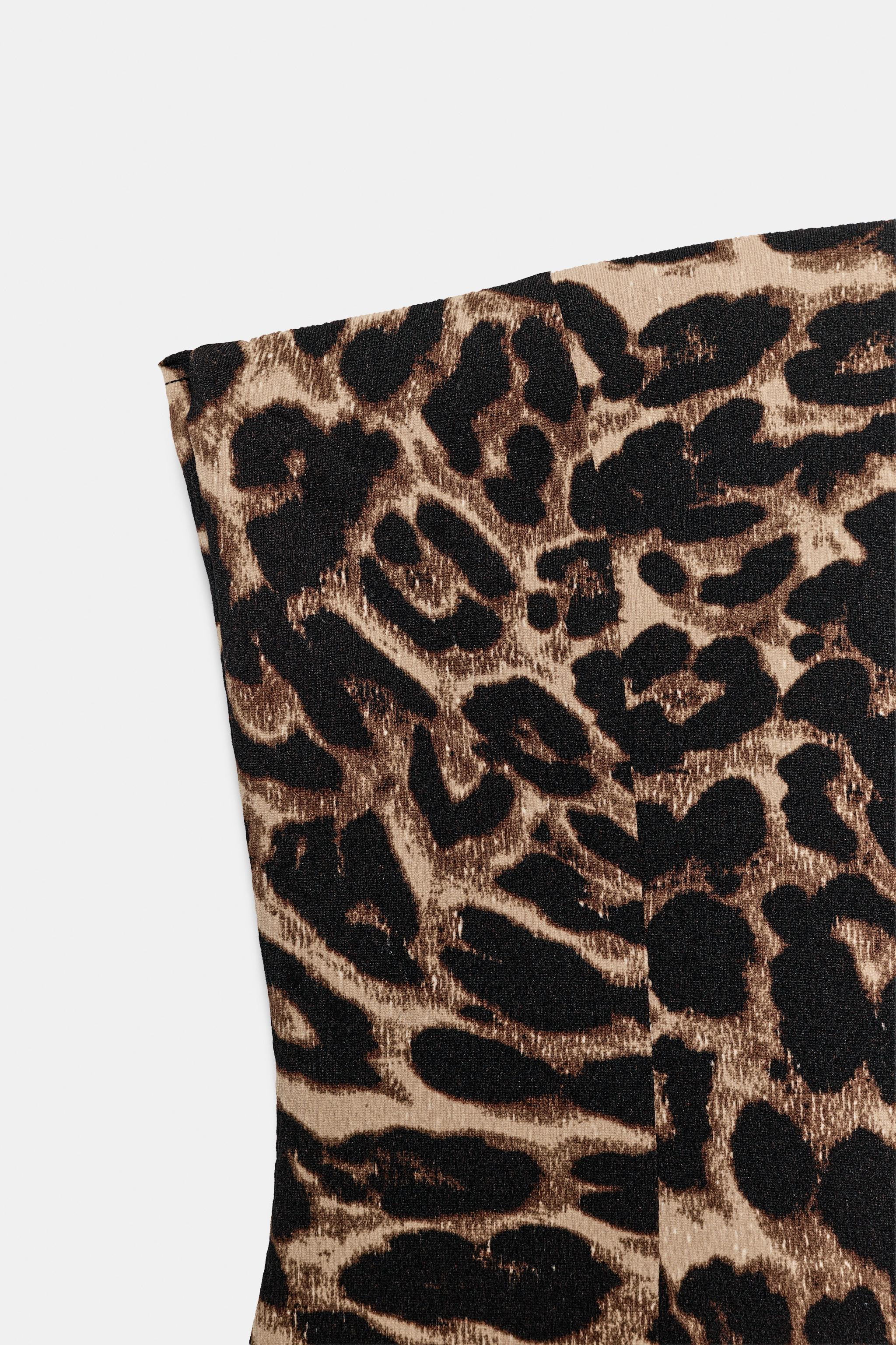 Top made from stretch fabric. Animal print. Straight neckline and off-the-shoulder design. Hem wi... | Zara UK