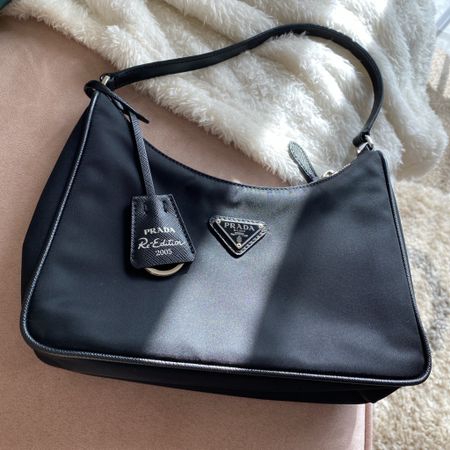 Fave IT Bag! 🖤🪩

Prada Re-Edition 2005 Re-Nylon mini bag