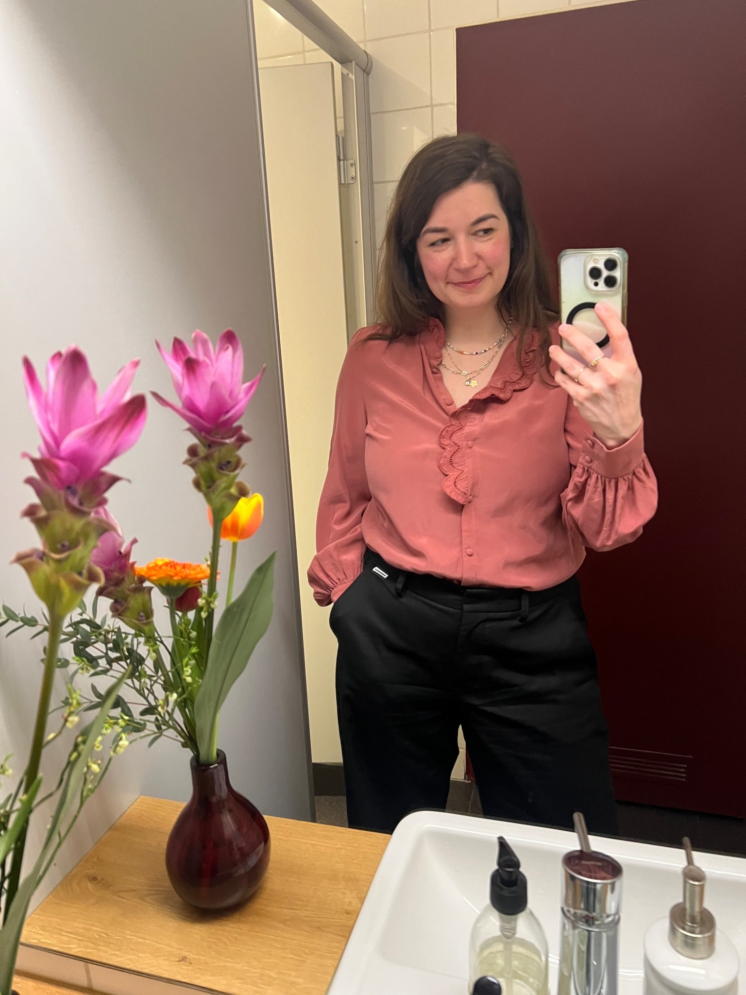 Date Night, endlich mal wieder, wir waren in einem Restaurant, das ich als etwas schicker in Erinnerung hatte und deswegen bestand mein Date Night Outfit aus schwarzer Hose und Bluse. Um nicht overdressed zu sein, hab ich dazu meine New Balance Sneaker getragen und fand es so perfekt. #sezane #armedangels #datenightoutfit 

#LTKspring #LTKdeutschland #LTKdatenight