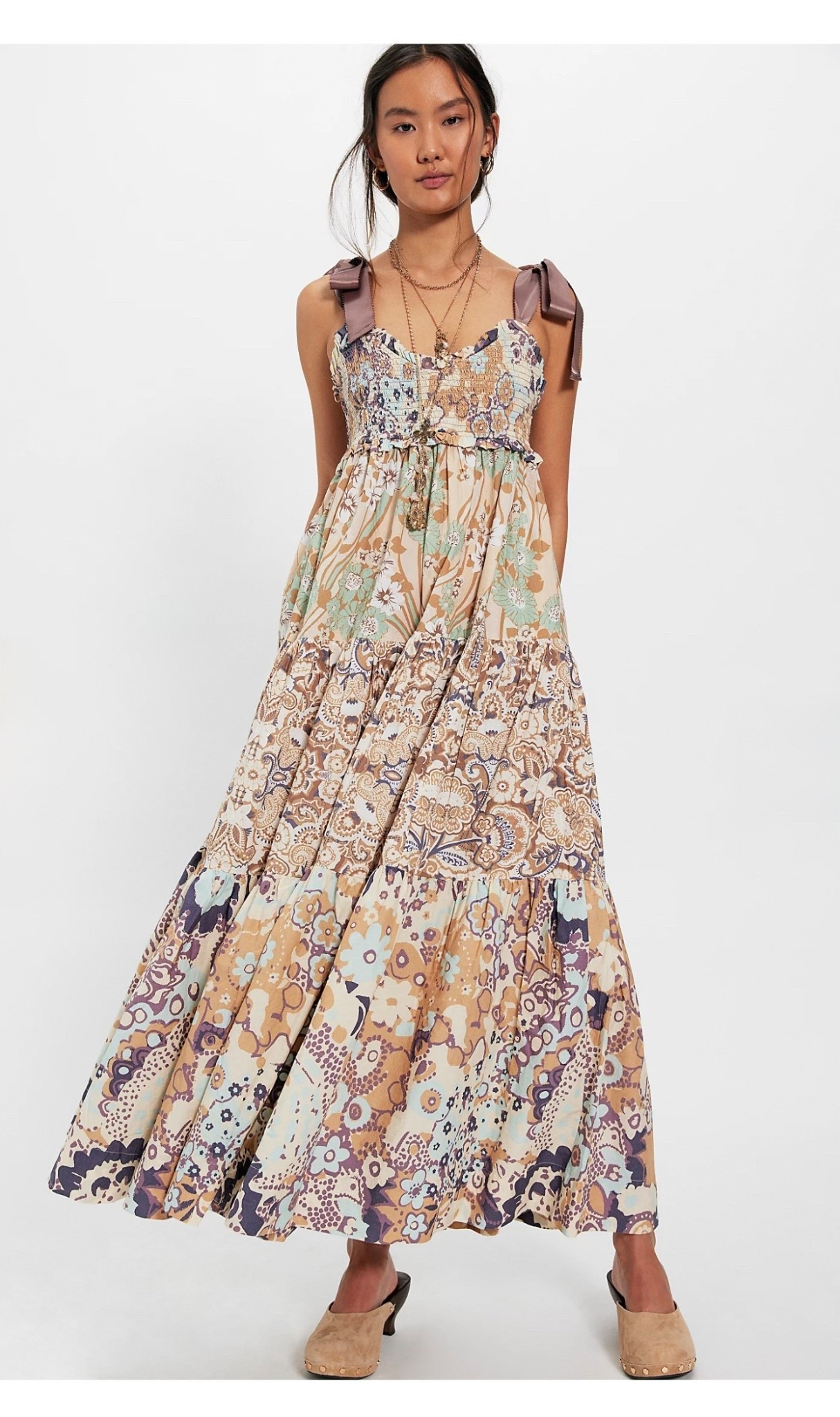 Bluebell Maxi

Printed to perfection in a forever femme floral print, this stunning maxi dress features a smocked bust with tiered bottom skirt and exaggerated shoulder ties for an added sweet touch.

#LTKootd #LTKSeasonal #LTKTravel