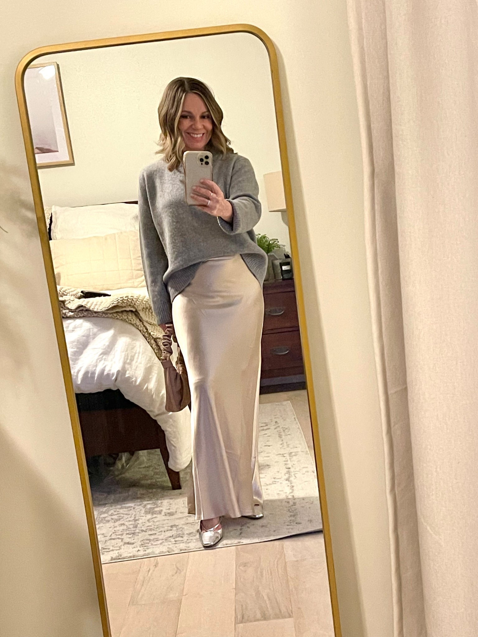 Date night look 💕. Favorite cashmere sweater and washable silk skirt! 
#petite #ltkover50

Sweater - XS, fits oversized, drapes beautifully 
Skirt - XS, tts
Slingback pumps - JCrew (last season)


#LTKPetite #LTKOver40