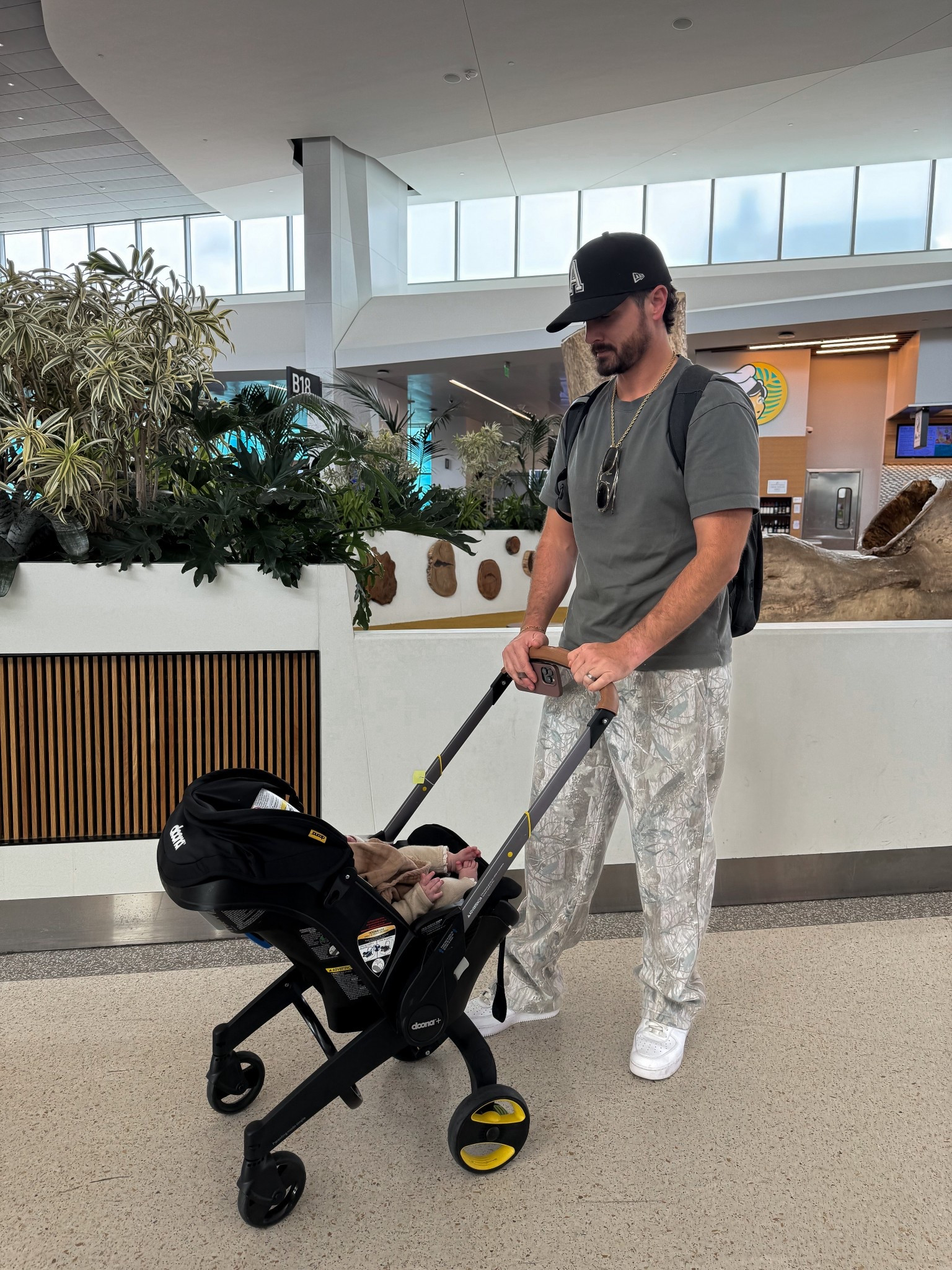 Men’s airport outfit, camo sweatpants, travel outfitt

#LTKFallSale #LTKMens #LTKTravel