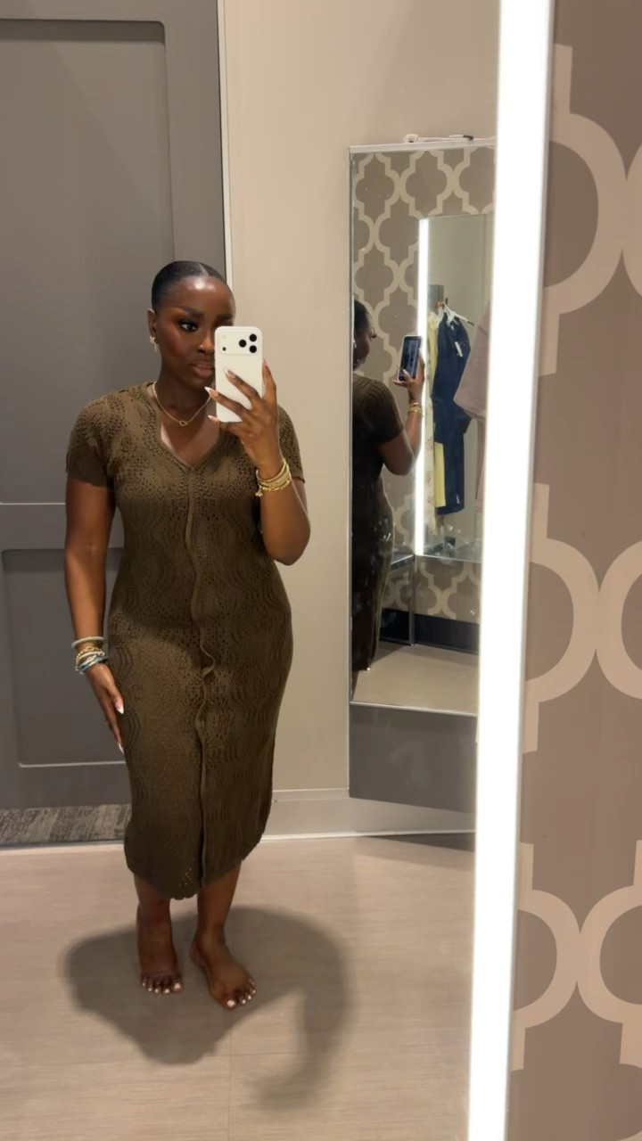 OK, I thought that this dress would be a cute spring outfit, but it was different than what I expected. It does come with the lining underneath, which is nice. I’m wearing a size small but I feel like I could’ve used an XXS in order for it to be fitted. It is very stretchy. Cute spring dress that you could wear for Easter or any event that you have this spring.