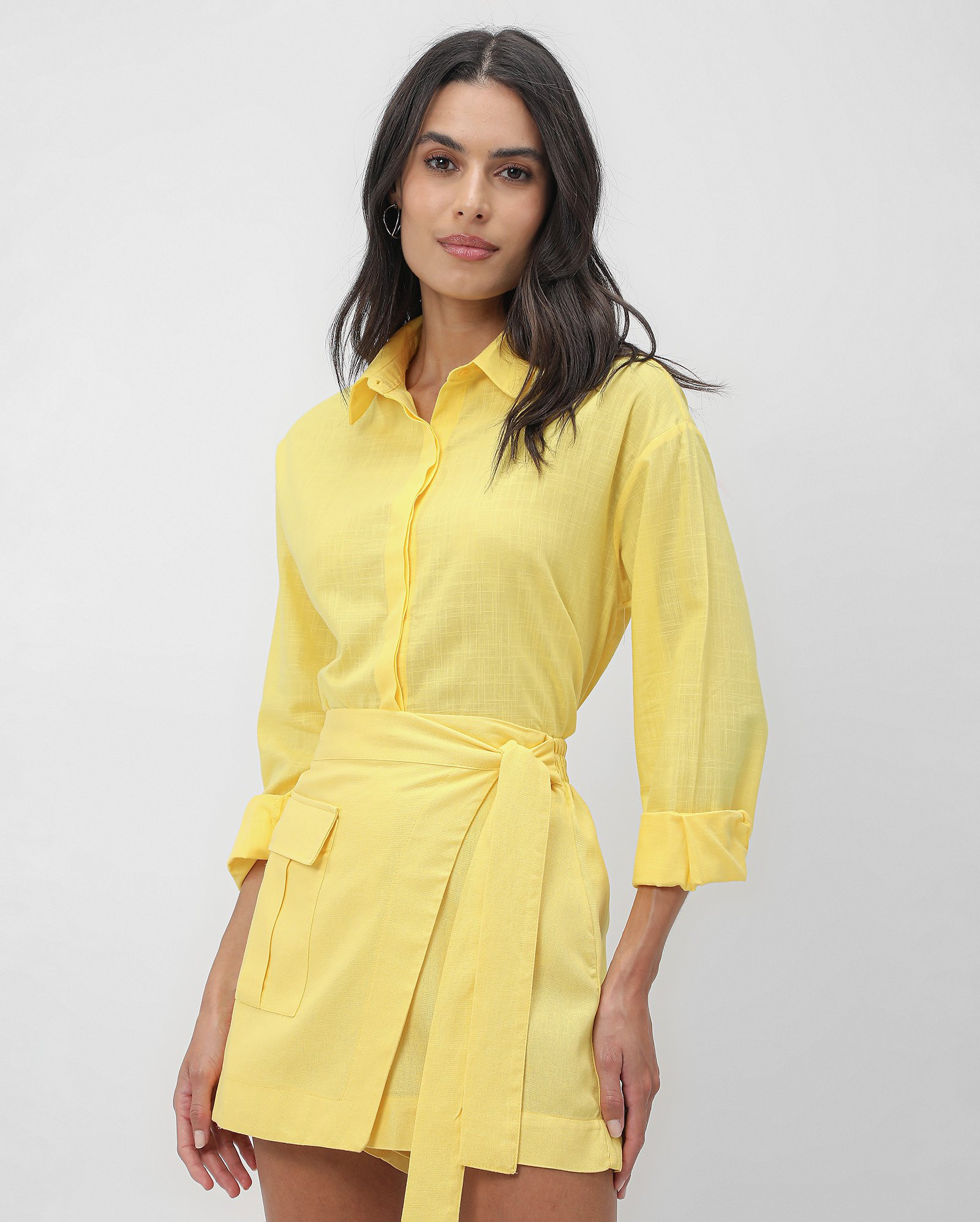 Camisa feminina manga longa com fendas amarela | AK by Riachuelo | Riachuelo (BR)