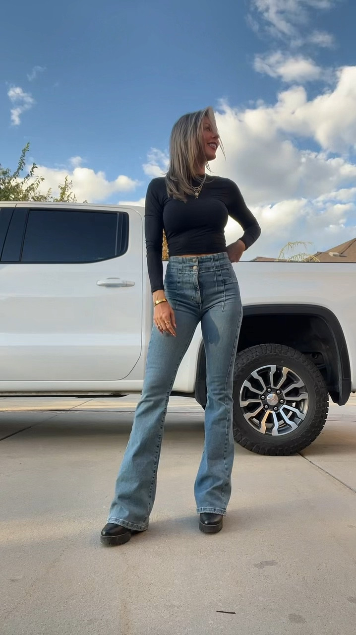 Top size small. Jeans size 24. 
KC Chic Jewelry Discount Code: CARRIE

#LTKCon #LTKSeasonal #LTKFallSale