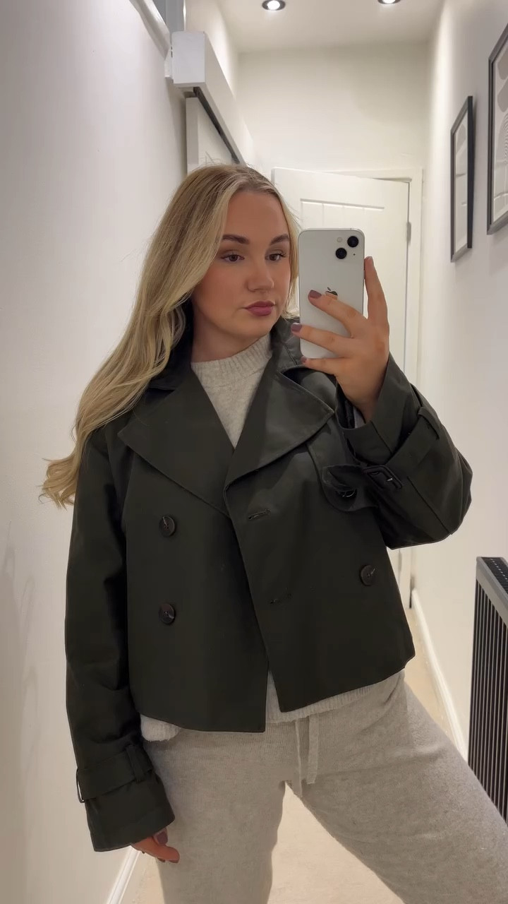 Found the nicest little cropped trench at @hm and a steal under £40!  Available in three other colours too. #highstreetstyle #trench #hm #hmfinds #streetstyle #winter