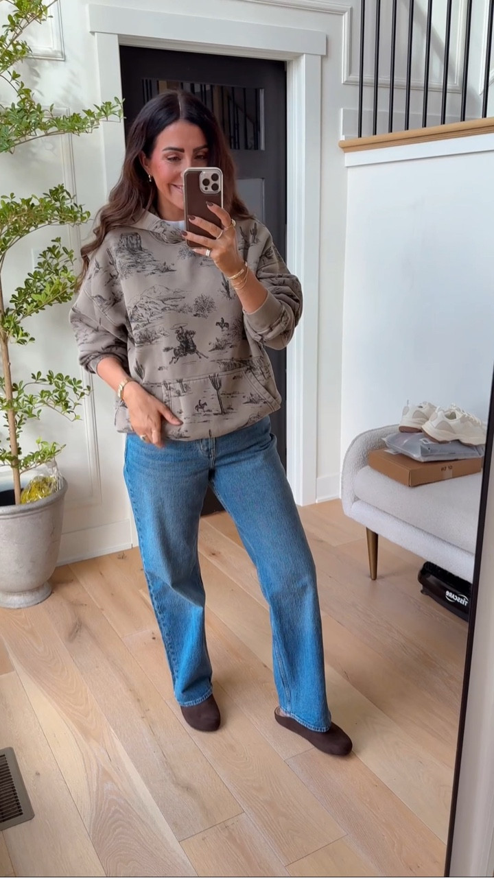 Wearing a size medium in this sweatshirt. 🤍



#LTKSaleAlert #LTKFindsUnder50 #LTKFindsUnder100