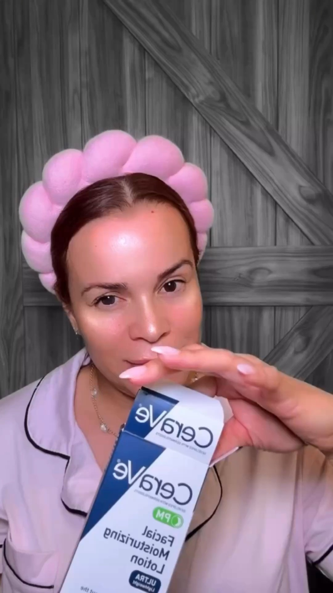 POV: encontrar una rutina de skincare que deje tu piel limpia, hidratada y fresca todo el día ✨ @cerave 

Últimamente he estado usando CeraVe en mi rutina y me encanta lo ligera e hidratante que se siente en mi piel. Ayuda a mantener mi piel suave, balanceada y con ese glow natural que amo 💙

Si buscas productos fáciles de usar todos los días y que realmente se sientan bien en la piel… definitivamente tienes que probarlos 💫

#CeraVePartner #CeraVe  #ceravepmlotion