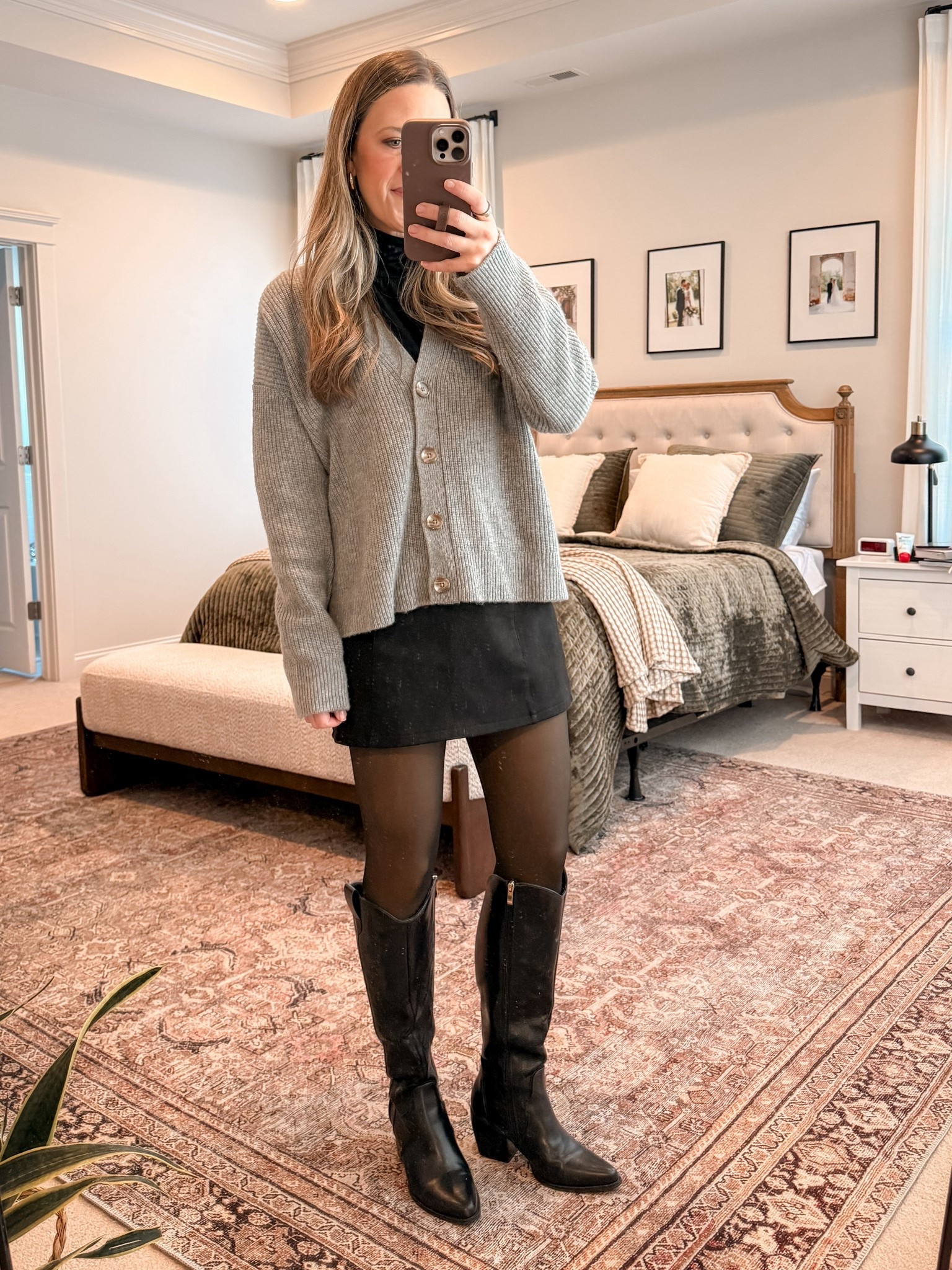 cozy combo I’ll wear on repeat this winter 🖤
• Quince cardigan (S) — one of those classic pieces you’ll have for years
• Amazon fleece tights
• Amazon knee-high boots

Easy, elevated, and warm enough for real life.

Use code INFG-25SIMPLYCHICMAMA10 for my Quince favorites.