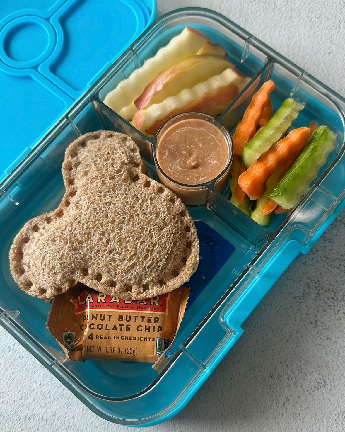 Toddler Lunchbox Idea: Turkey & Cheese Uncrustable, Veggies, Apples & Granola Butter

Apple Browning Tip* To prevent apples from browning, mix together 1 cup of water with 1/2 teaspoon of salt and soak apple slices in this mixture for 5 minutes. Rinse the apples well, pat them dry well, and they will stay fresh in the fridge in an airtight container for 3-4 days.

#toddlerlunch #lunchboxideas